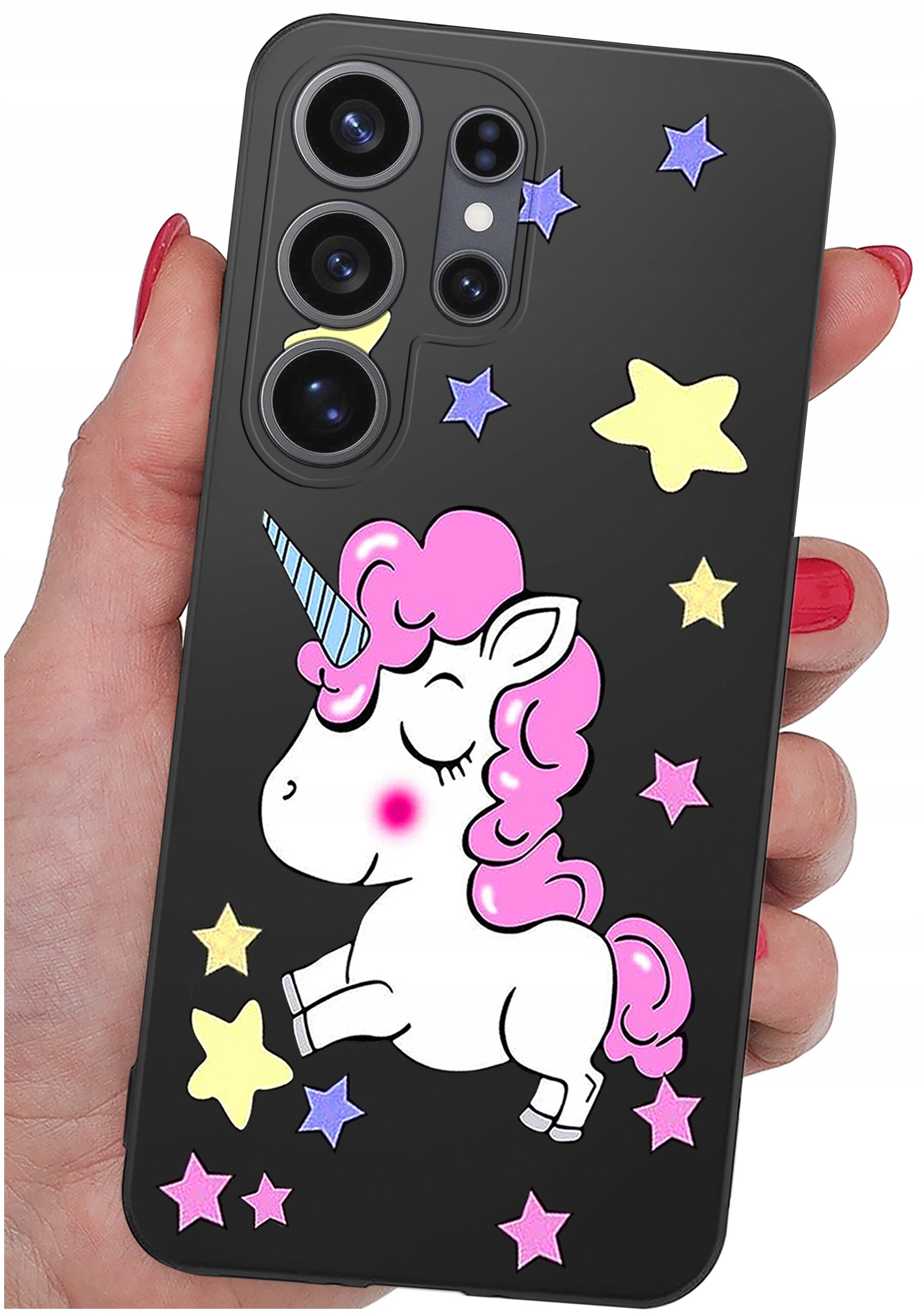 Czarne etui na telefon z kolorowym wzorem jednorożca z różową grzywą i niebieskim rogiem, otoczonego gwiazdkami w różnych kolorach. Etui trzymane jest w dłoni z pomalowanymi na czerwono paznokciami.