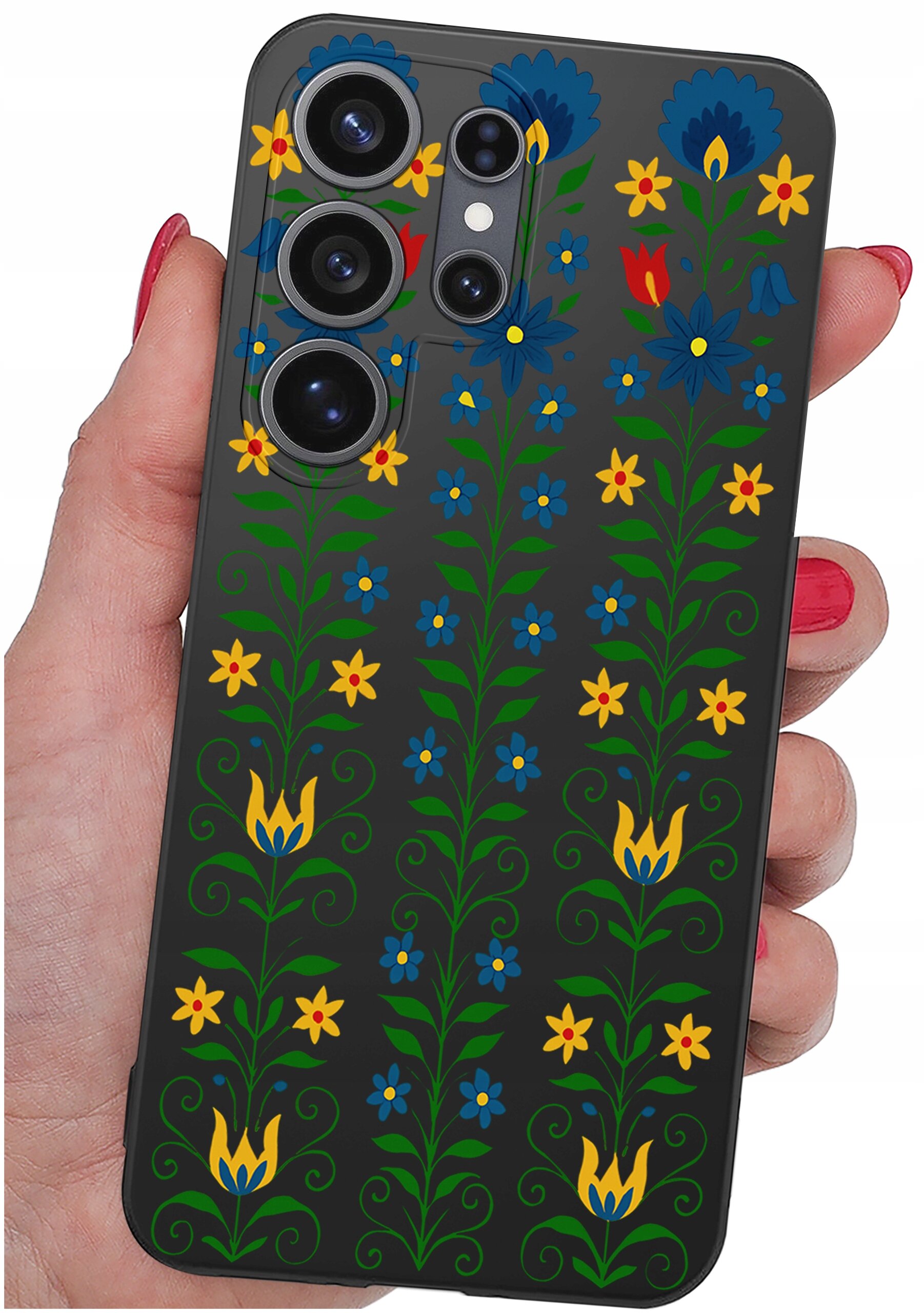 Etui na telefon z kolorowym, kwiatowym wzorem w odcieniach niebieskiego, żółtego i zielonego, trzymane w dłoni. Widoczne są cztery otwory na aparaty fotograficzne.