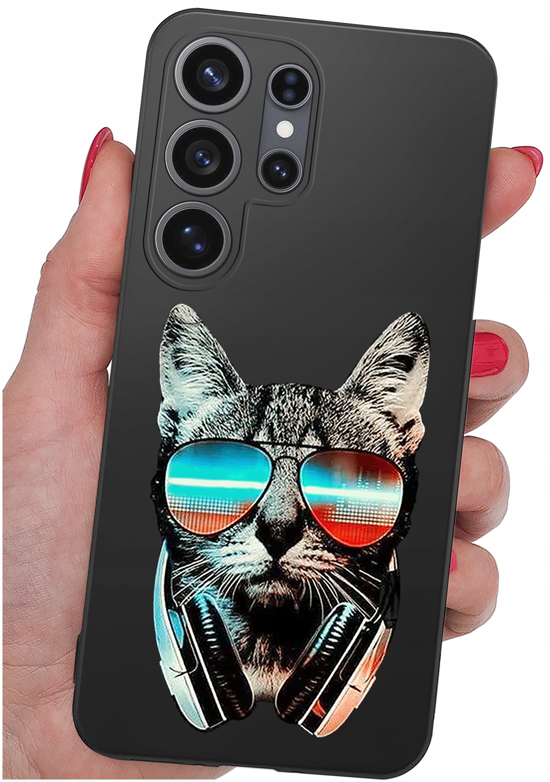 Etui na telefon z nadrukiem kota w okularach przeciwsłonecznych i słuchawkach. Etui jest trzymane w dłoni z pomalowanymi na czerwono paznokciami.