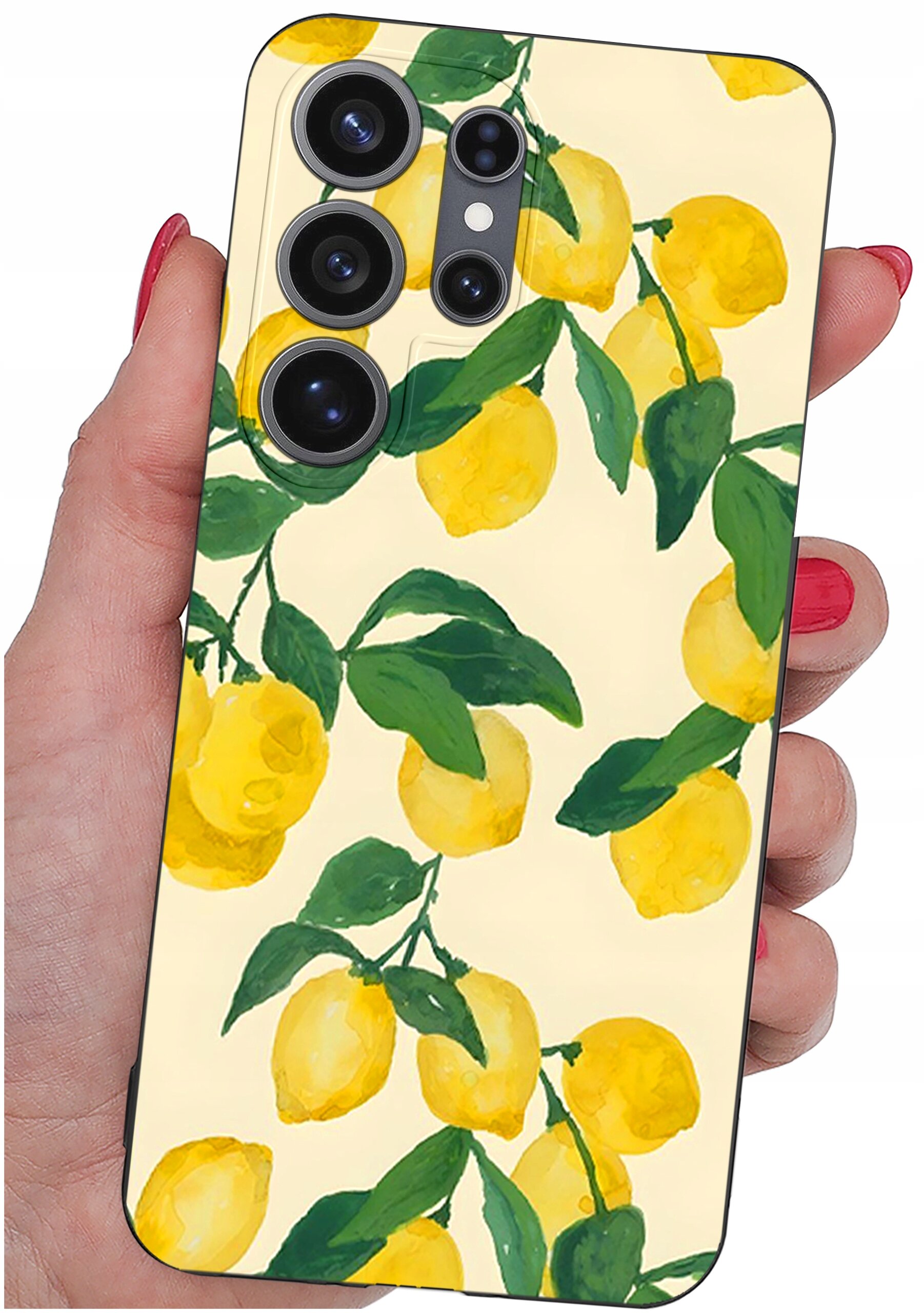 Etui na telefon z wzorem cytryn i zielonych liści, trzymane w dłoni z pomalowanymi na czerwono paznokciami. Etui posiada wycięcia na cztery obiektywy aparatu i lampę błyskową.
