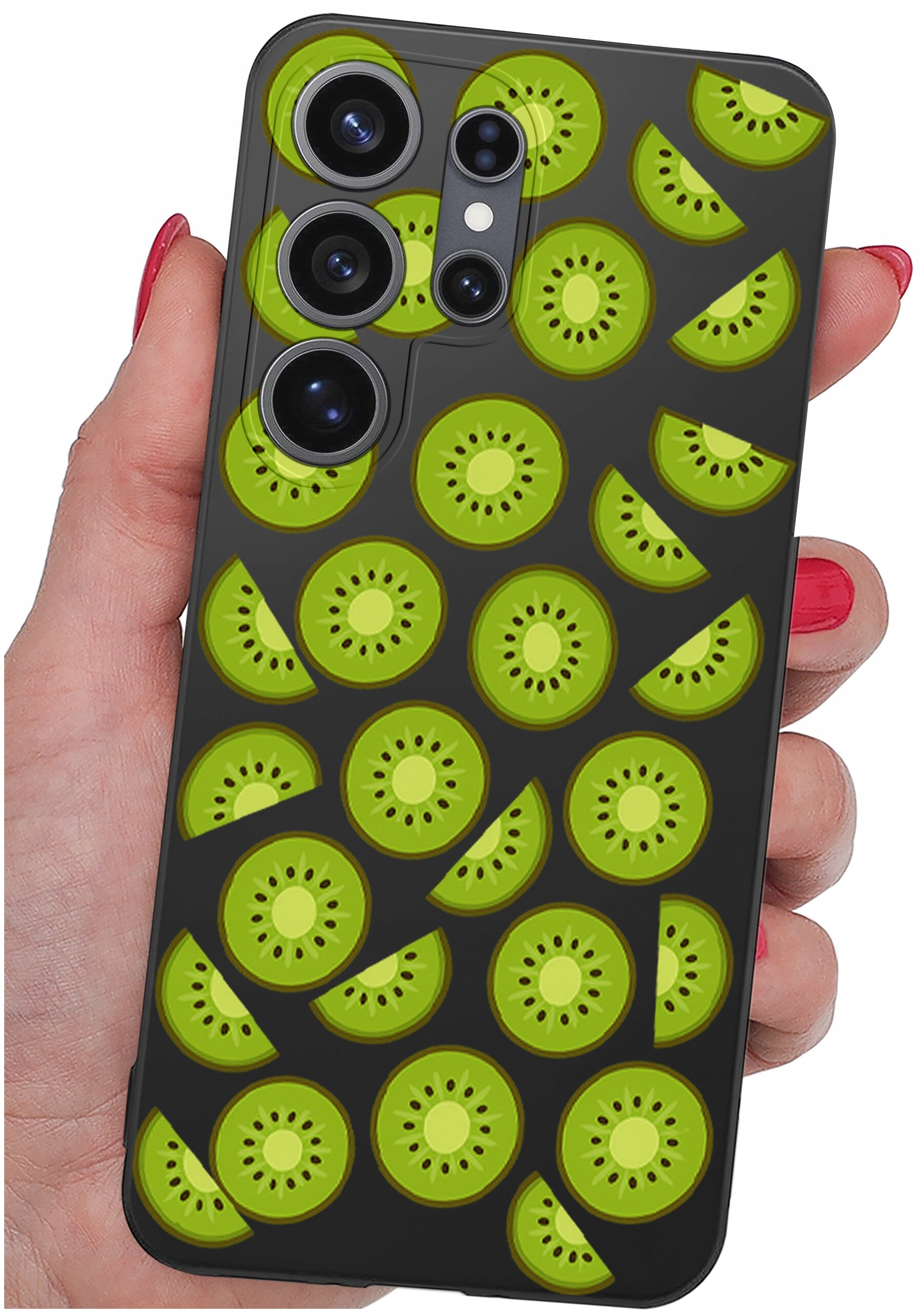 Etui na telefon z wzorem zielonych plasterków kiwi na ciemnym tle, trzymane w dłoni z czerwonymi paznokciami. Widoczne są cztery obiektywy aparatu telefonu.
