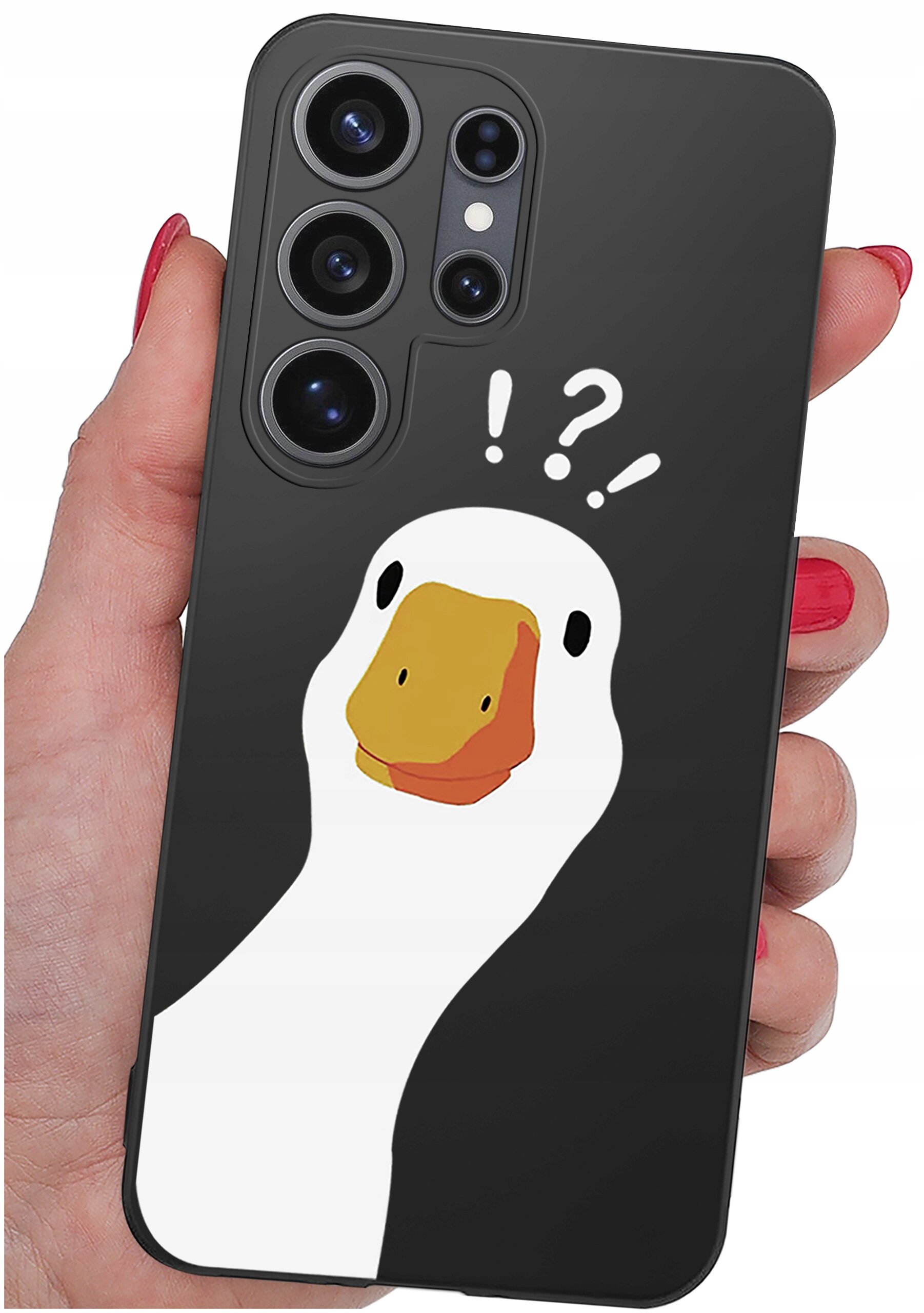 Czarne etui na telefon z nadrukiem białej kaczki z pomarańczowym dziobem oraz symbolami wykrzyknika i pytajnika nad głową. Etui trzymane jest w dłoni z pomalowanymi na czerwono paznokciami.
