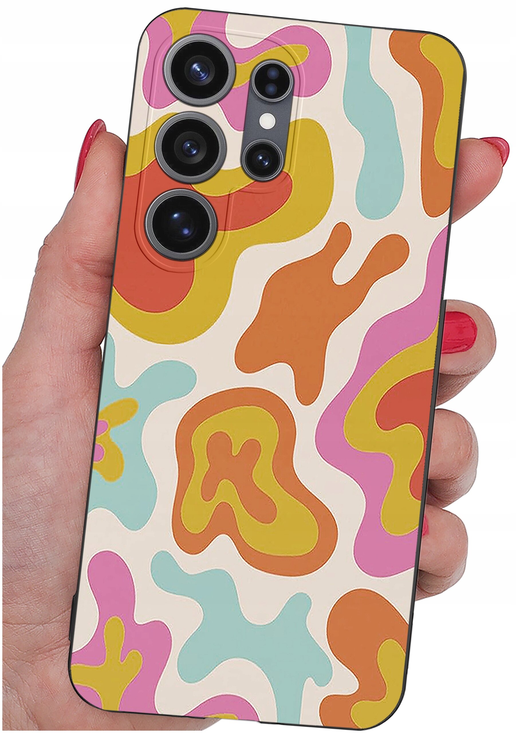 Etui na telefon z kolorowym, abstrakcyjnym wzorem w odcieniach pomarańczowego, różowego, żółtego i niebieskiego. Trzymane w dłoni z pomalowanymi na czerwono paznokciami.