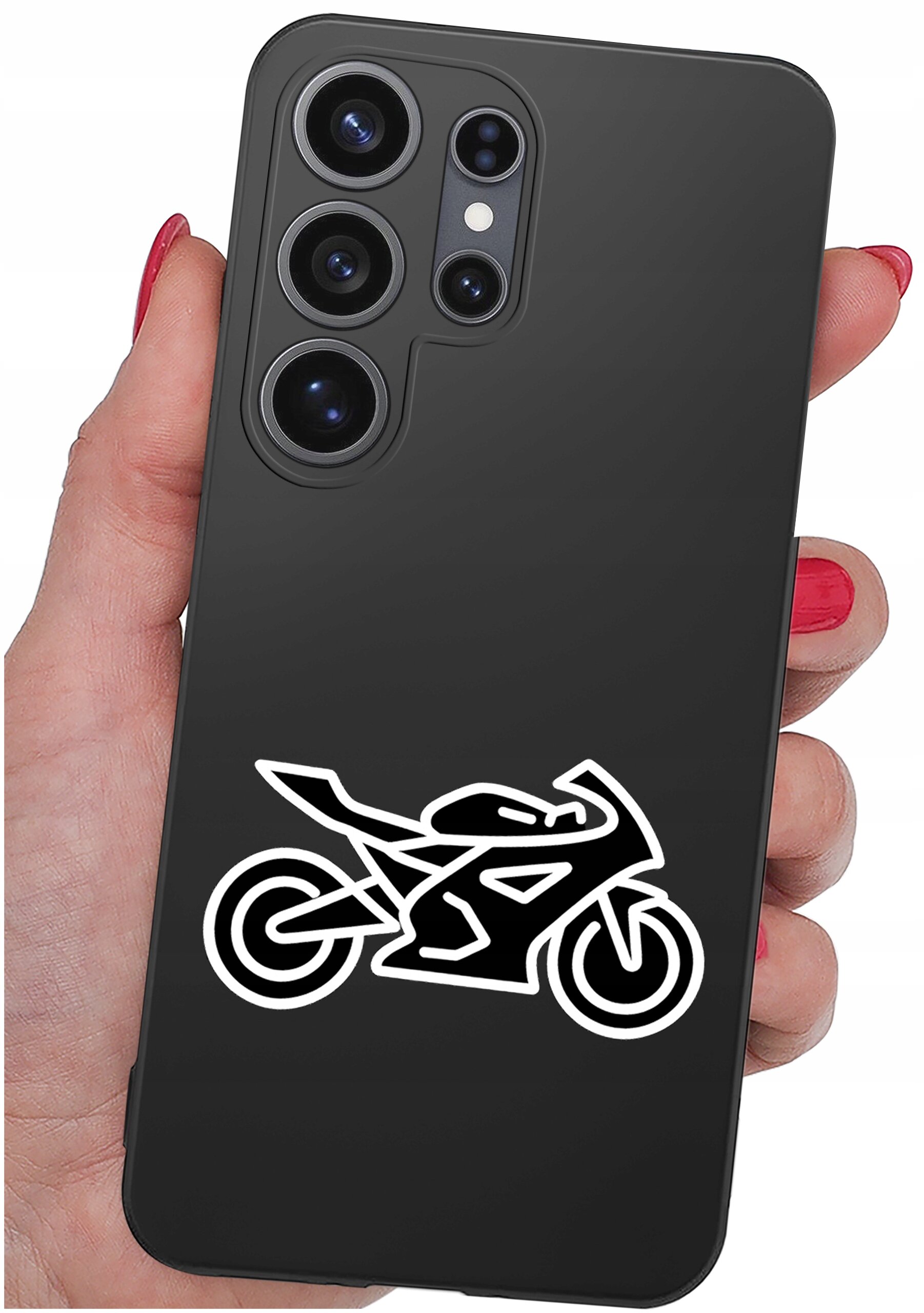 Czarna obudowa telefonu z białym wzorem motocykla, trzymana w dłoni z pomalowanymi na czerwono paznokciami. Widoczne są cztery obiektywy aparatu na górze obudowy.