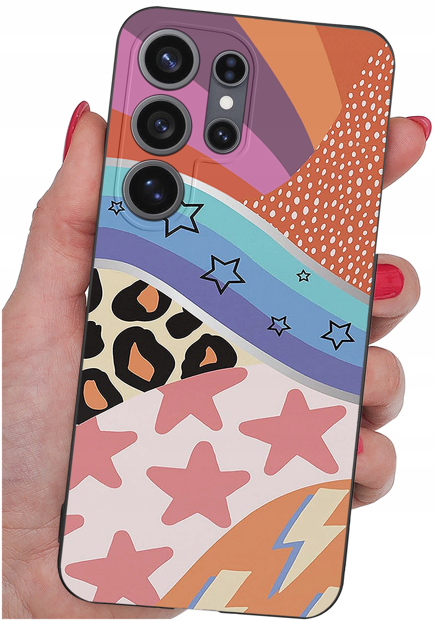 Etui na telefon z kolorowym wzorem zawierającym gwiazdy, kropki i motywy zwierzęce. Etui jest trzymane w dłoni z pomalowanymi na czerwono paznokciami.