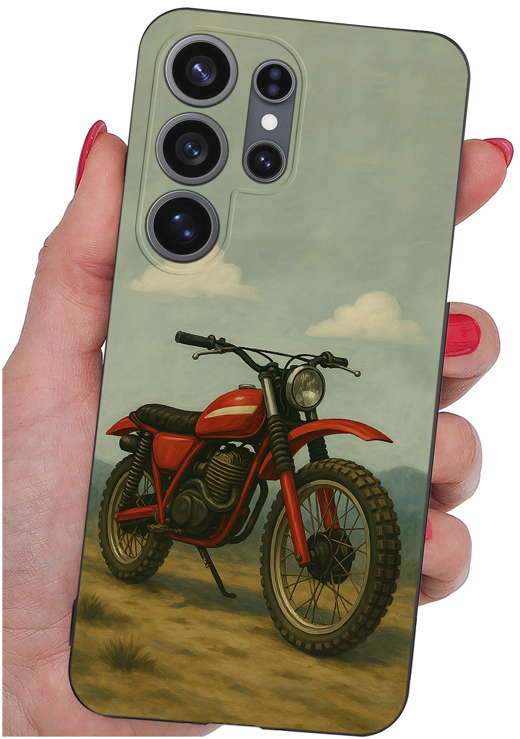 Etui na telefon z nadrukiem motocykla na tle nieba z chmurami, trzymane w dłoni z czerwonymi paznokciami. Etui posiada wycięcia na cztery obiektywy aparatu.