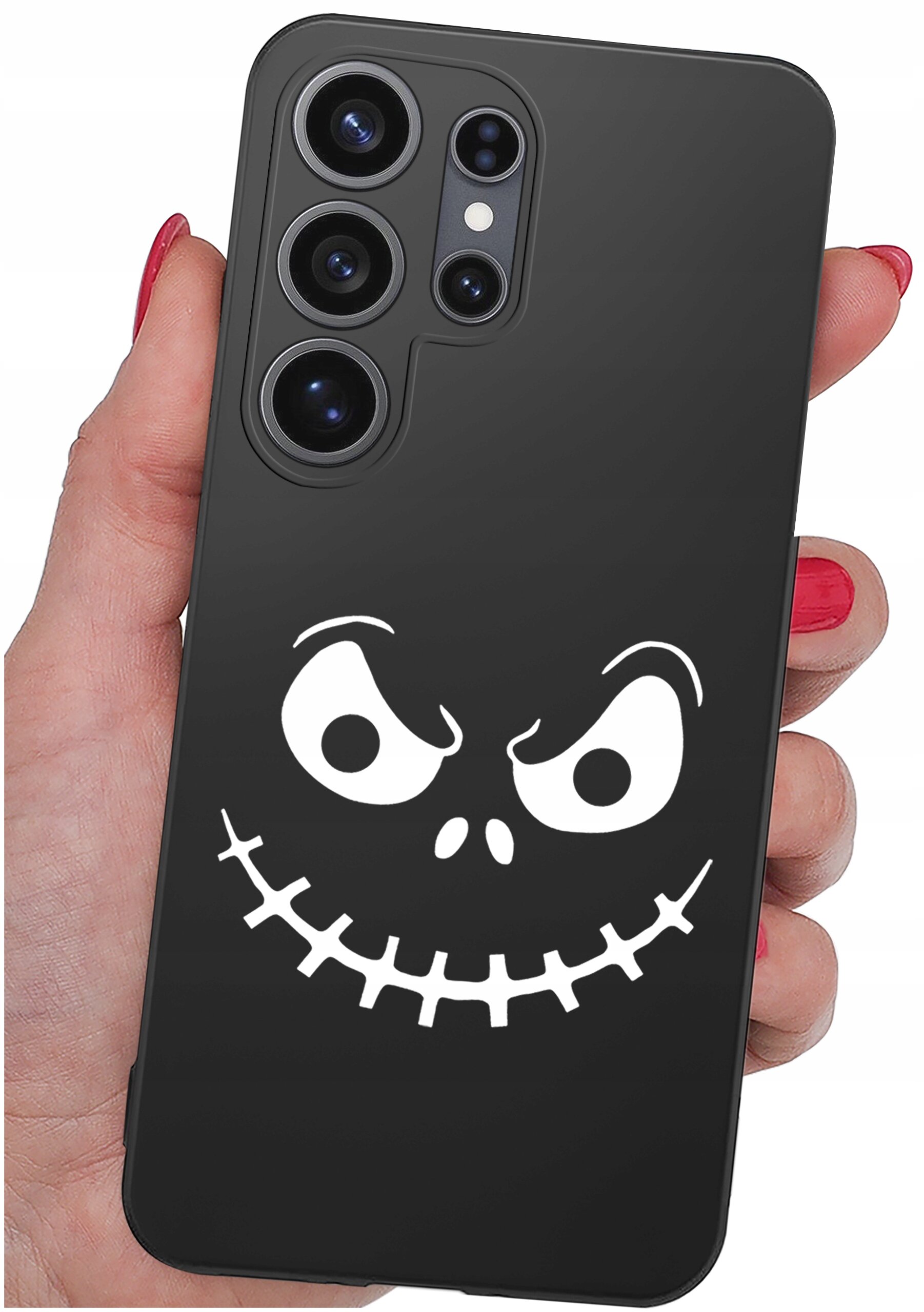 Czarne etui na telefon z białym nadrukiem przedstawiającym uśmiechniętą, stylizowaną twarz. Etui trzymane jest w dłoni z pomalowanymi na czerwono paznokciami.