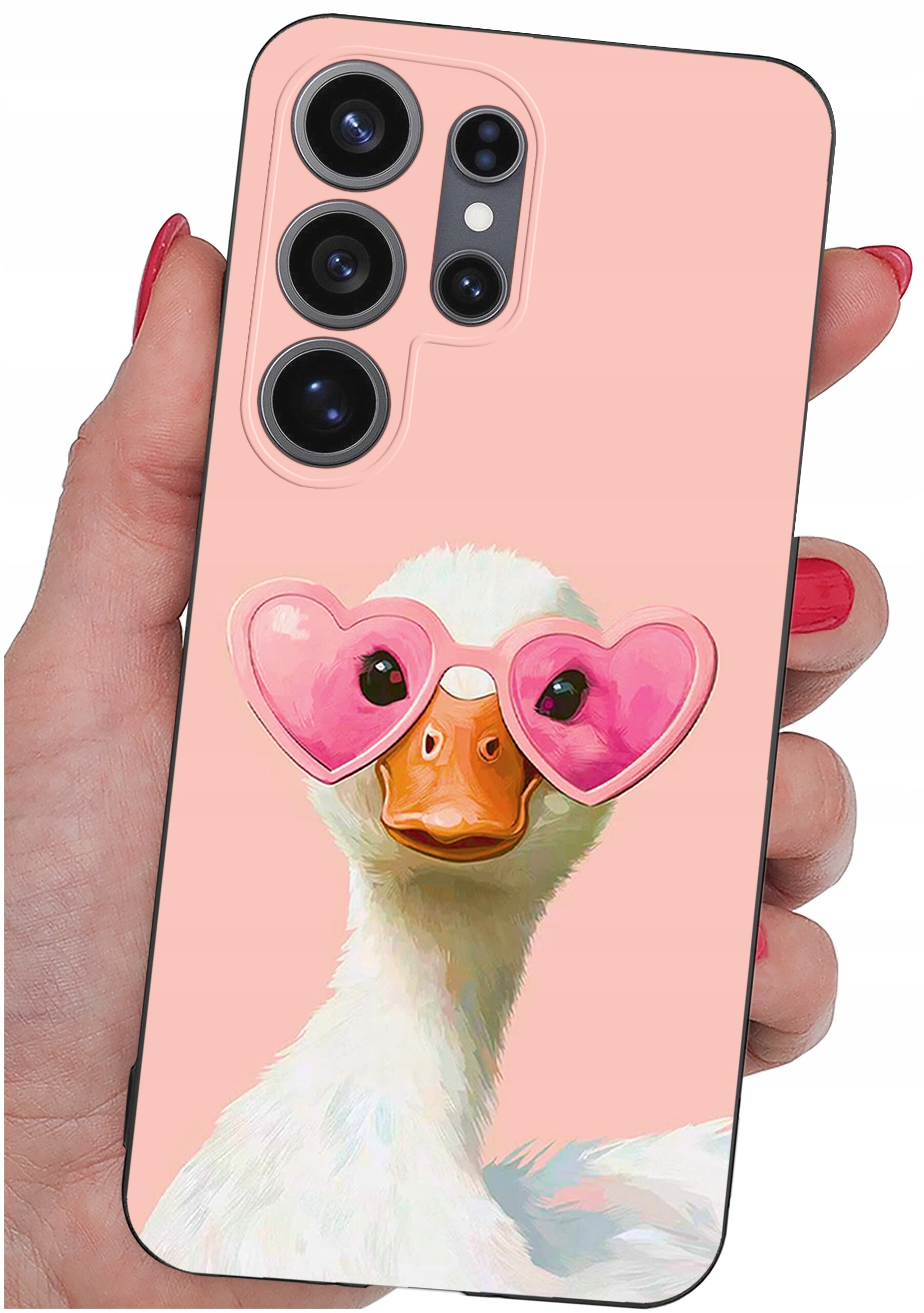 Etui na telefon z nadrukiem kaczki w różowych okularach w kształcie serc na różowym tle. Etui trzymane jest w dłoni z pomalowanymi na czerwono paznokciami.