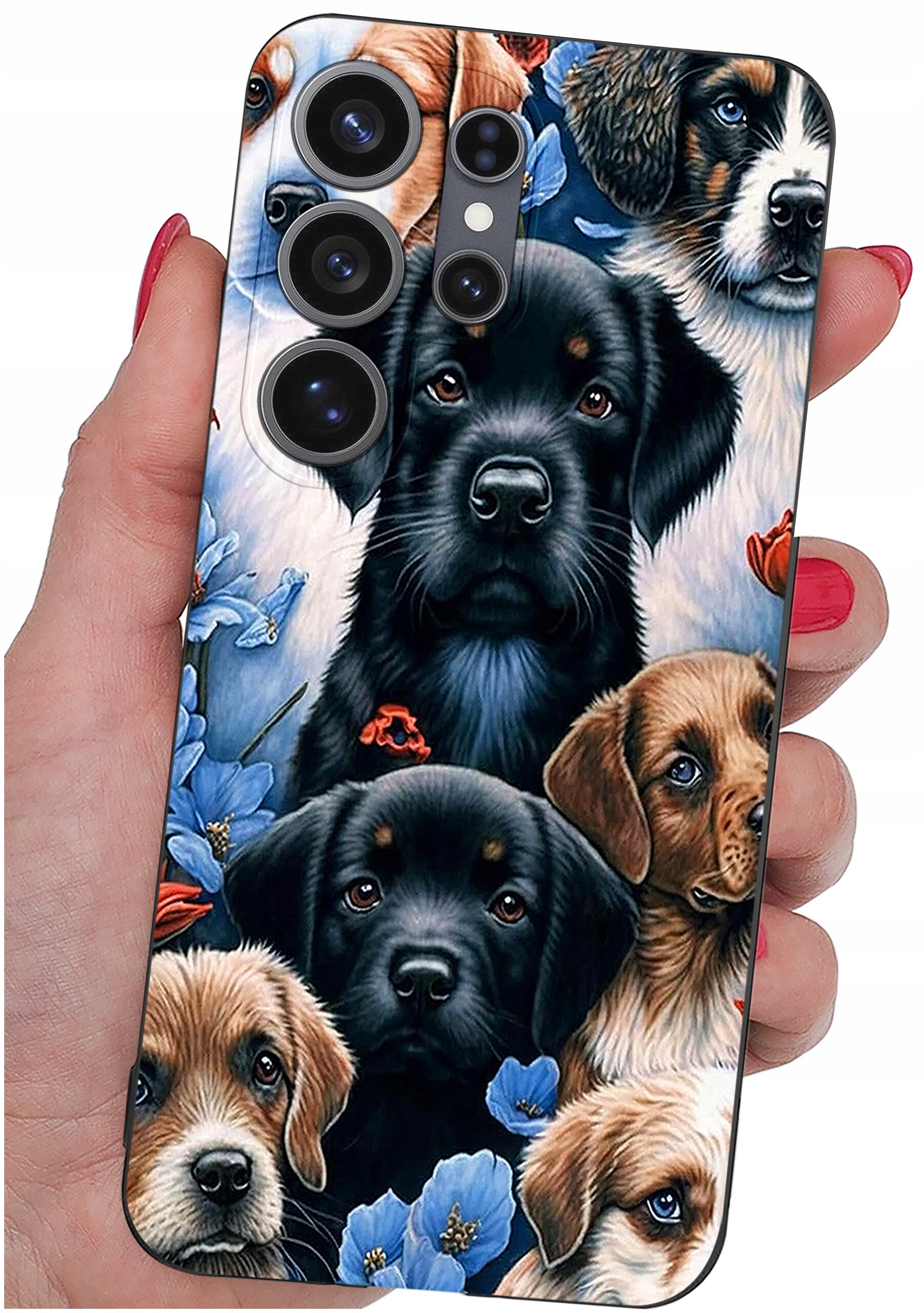 Etui na telefon z wzorem przedstawiającym kilka szczeniąt otoczonych niebieskimi kwiatami. Etui jest trzymane w dłoni z pomalowanymi na czerwono paznokciami.