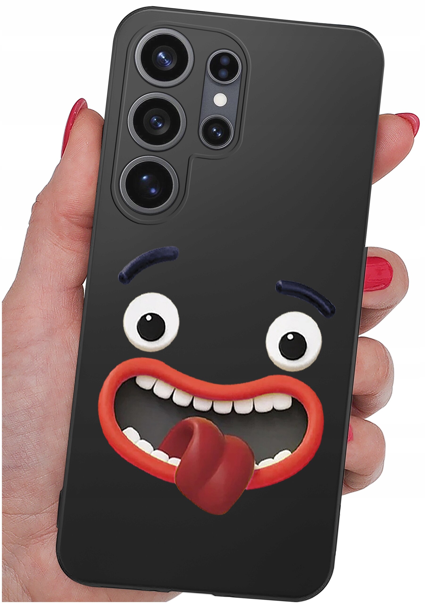 Czarny silikonowy case na telefon z nadrukiem uśmiechniętej twarzy z wystawionym językiem. Etui trzymane jest w dłoni z pomalowanymi na czerwono paznokciami.