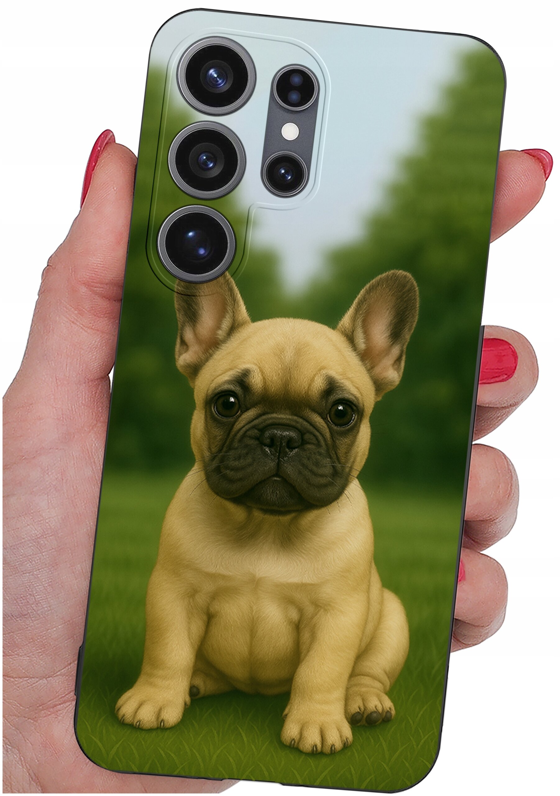 Etui na telefon z nadrukiem psa siedzącego na trawie, trzymane w dłoni z czerwonym lakierem na paznokciach. Widoczne są trzy obiektywy aparatu telefonu.