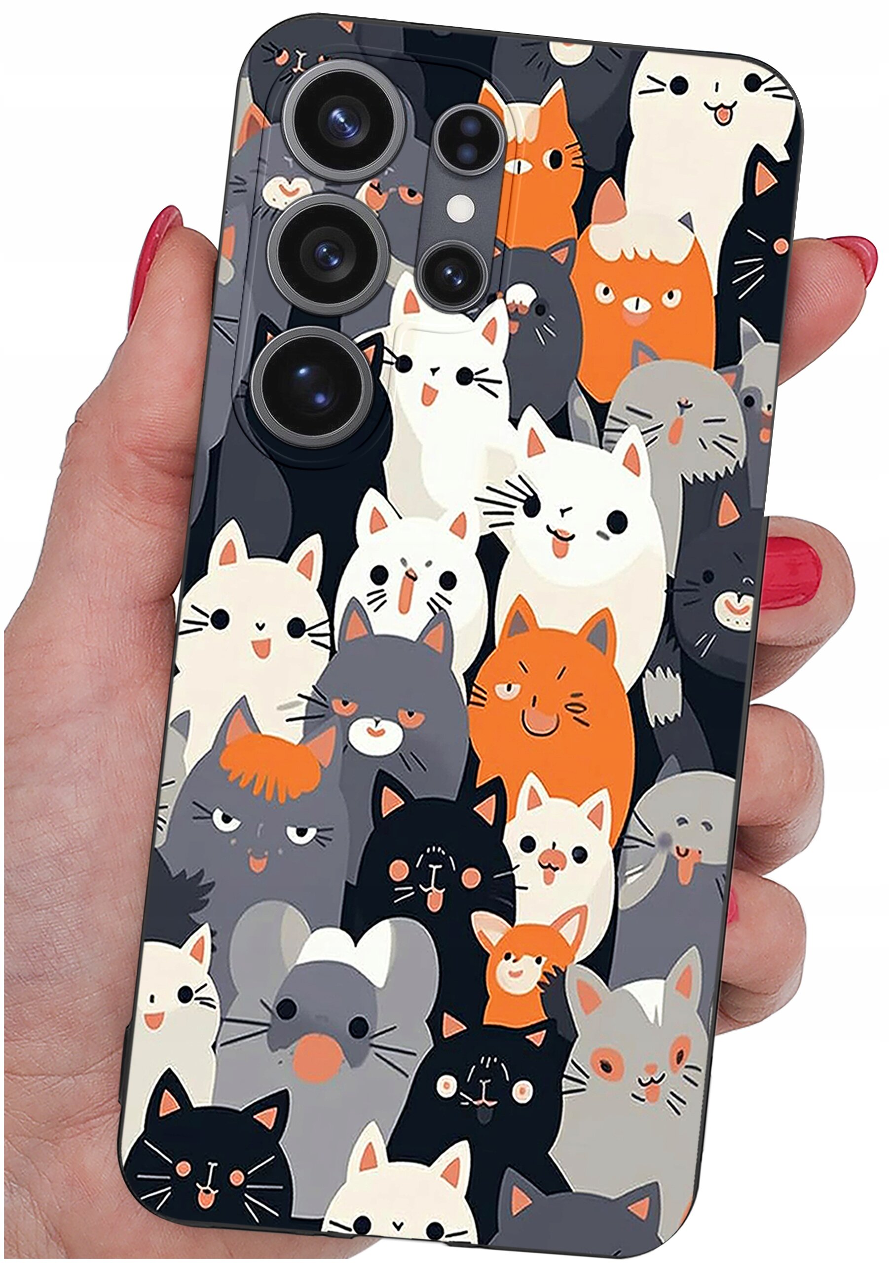 Etui na telefon z wzorem przedstawiającym różnokolorowe koty. Etui jest trzymane w dłoni z pomalowanymi na czerwono paznokciami.
