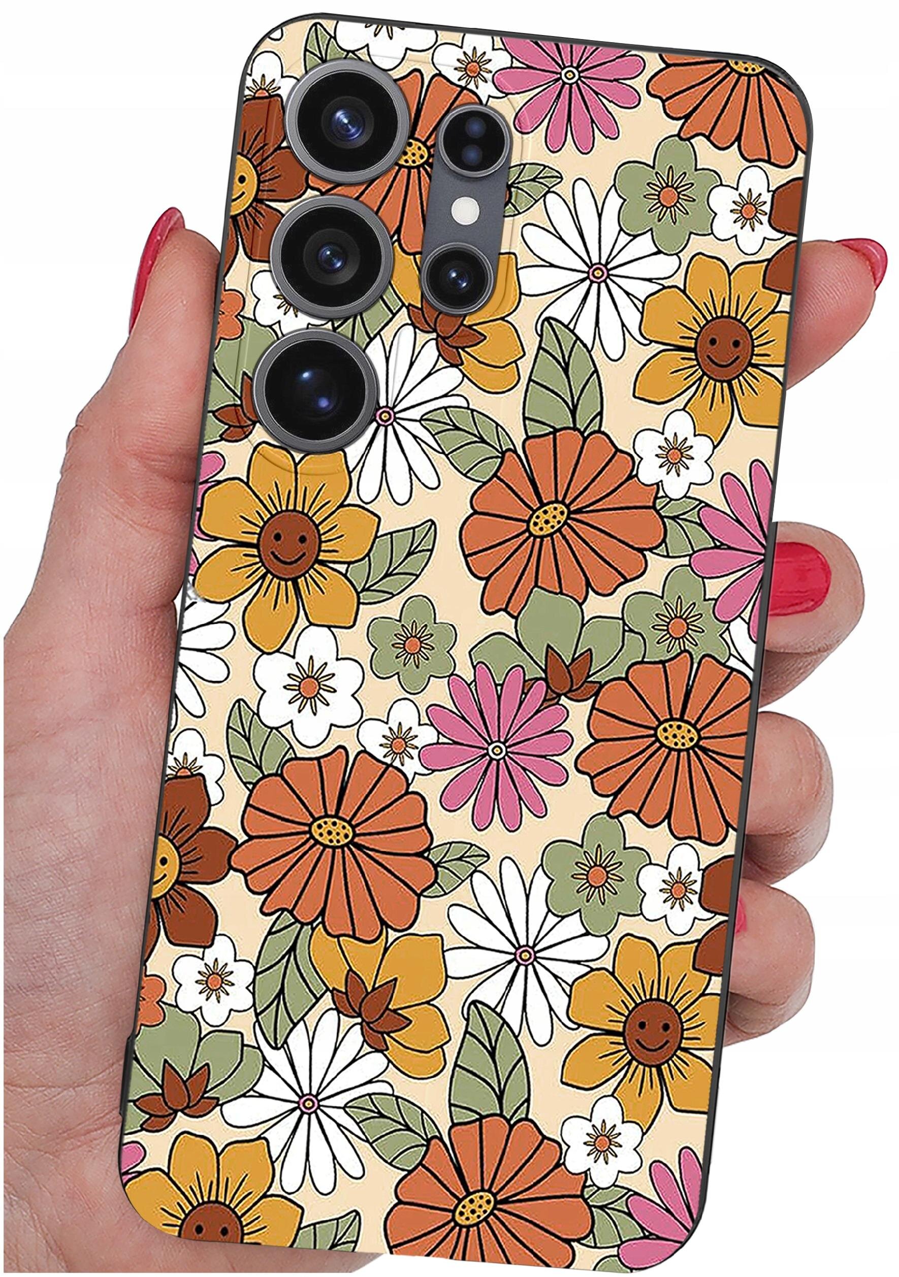 Etui na telefon z kolorowym wzorem kwiatów w odcieniach pomarańczowego, różowego, białego i zielonego, trzymane w dłoni. Widoczne są cztery obiektywy aparatu telefonu.