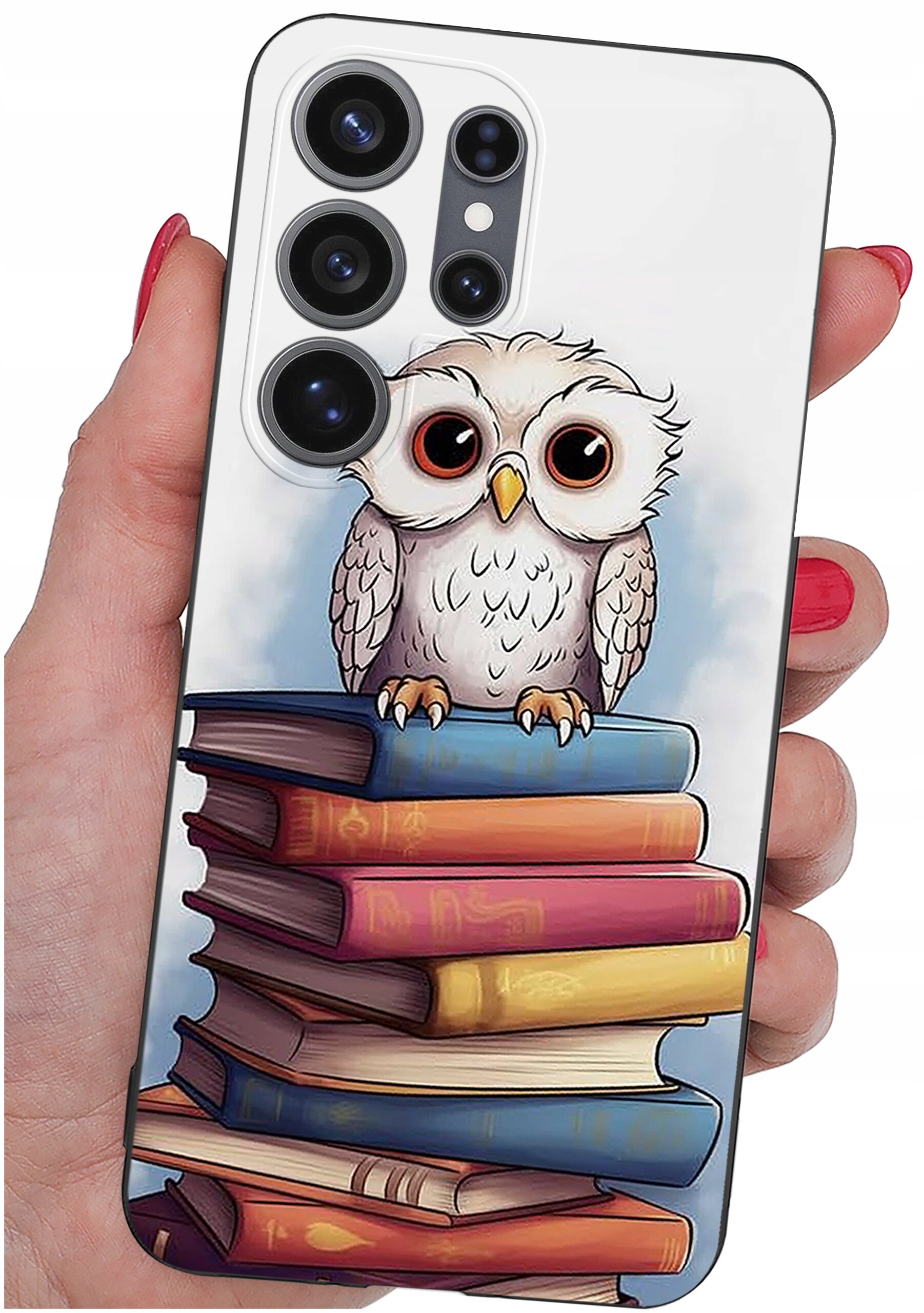 Etui na telefon z nadrukiem sowy siedzącej na stosie kolorowych książek. Etui jest trzymane w dłoni z pomalowanymi na czerwono paznokciami.
