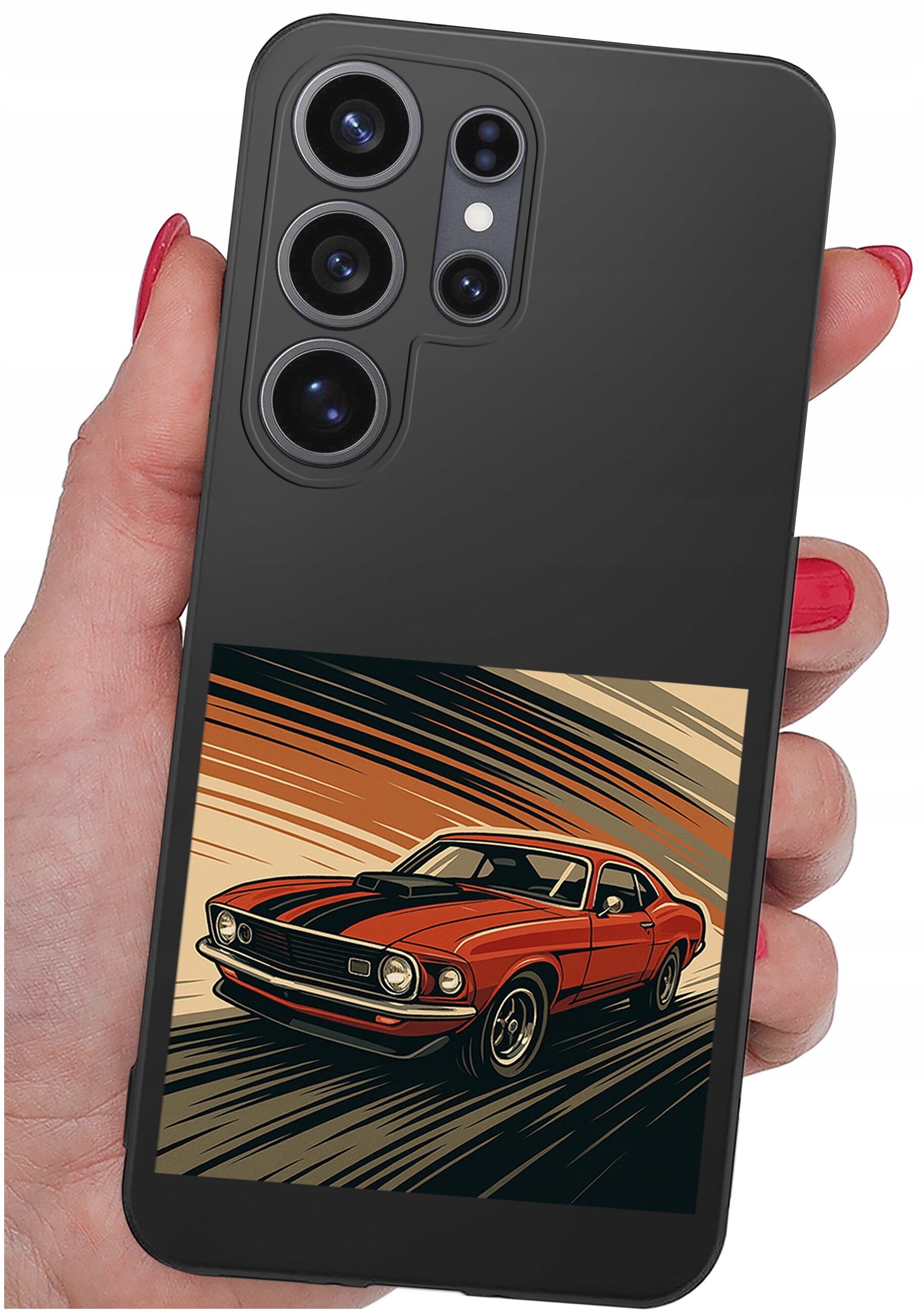 Czarna obudowa telefonu z nadrukiem przedstawiającym czerwony samochód w stylu retro na dynamicznym tle. Obudowa jest trzymana w dłoni z pomalowanymi na czerwono paznokciami.