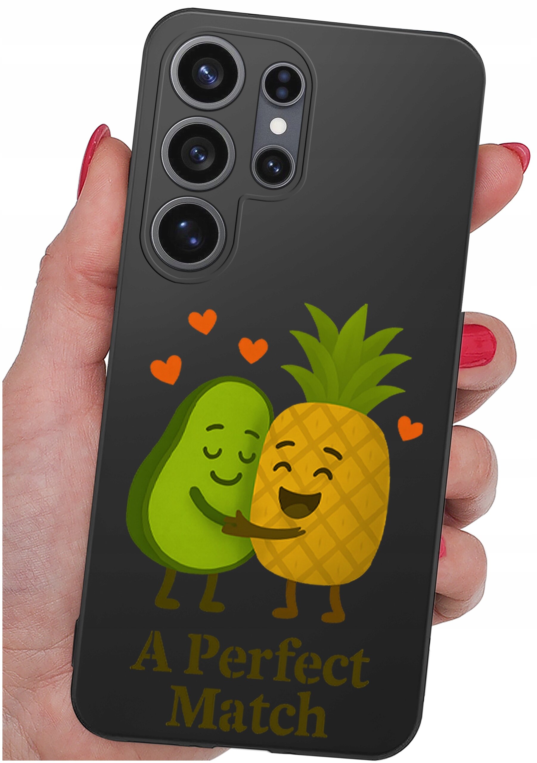 Etui na telefon z grafiką przedstawiającą uśmiechnięte awokado i ananasa przytulające się, otoczone małymi serduszkami. Na dole widnieje napis \'A Perfect Match\'.