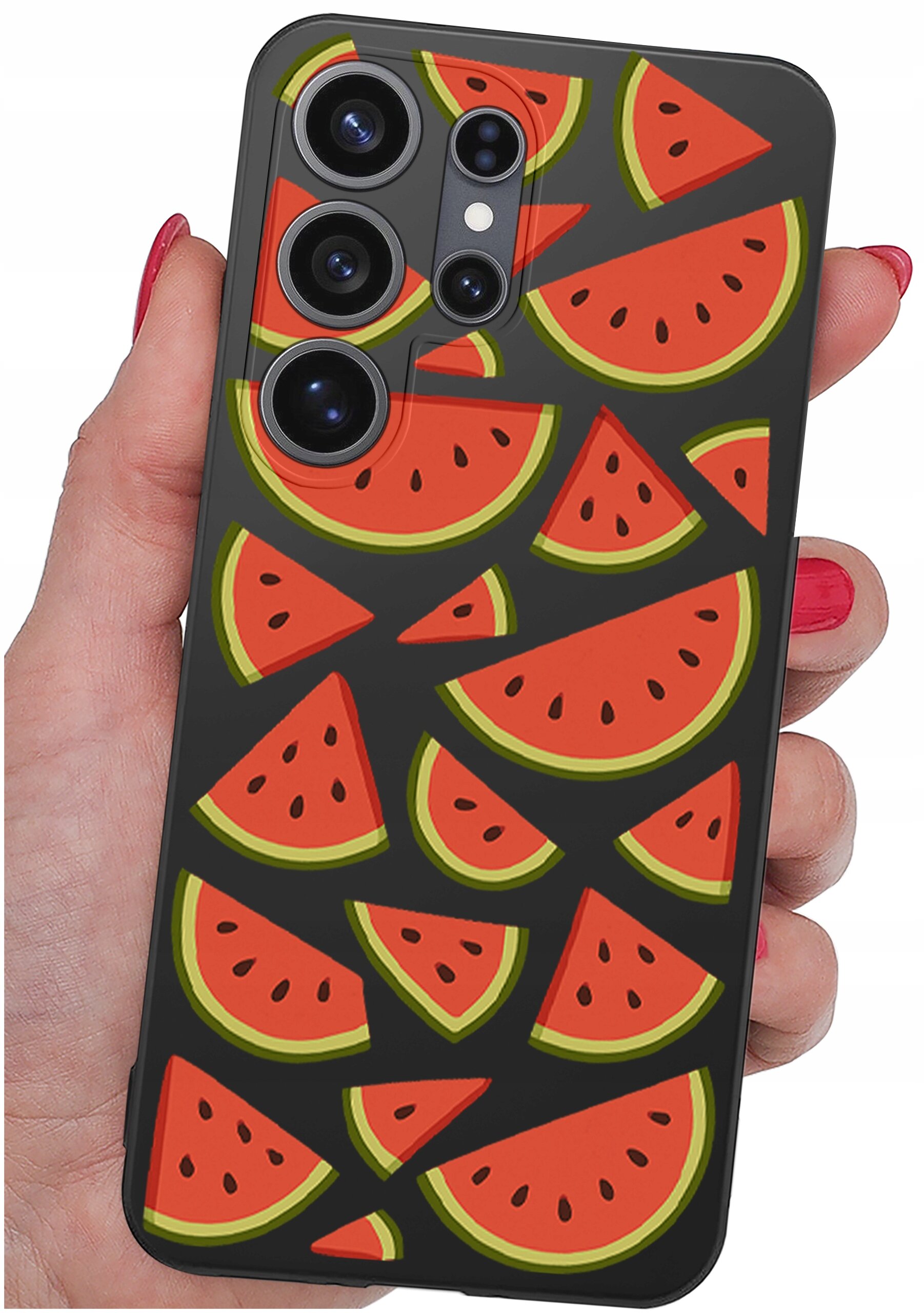 Etui na telefon z wzorem kawałków arbuza, trzymane w dłoni. Etui ma czarne tło i wycięcia na aparaty fotograficzne.