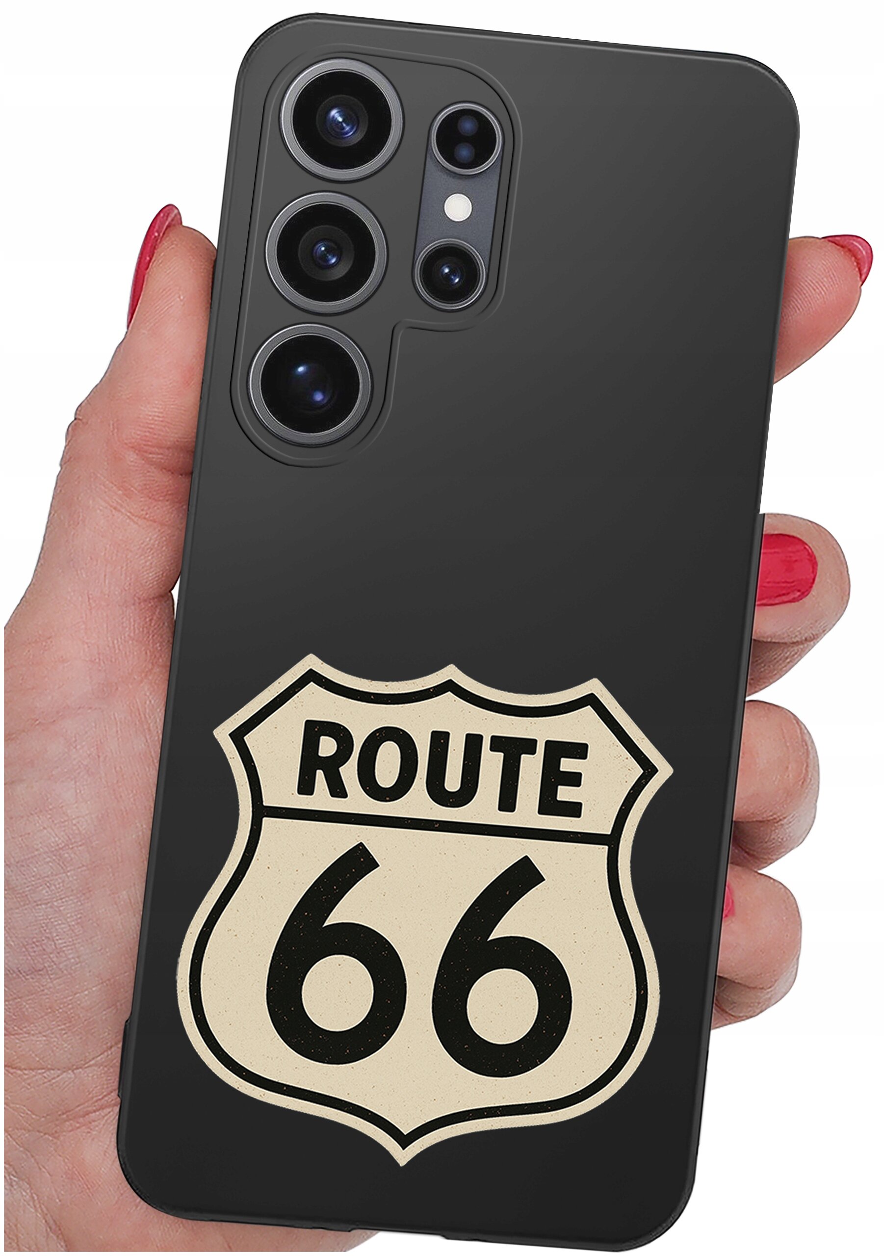 Czarna obudowa telefonu z nadrukiem znaku \'ROUTE 66\' trzymana w dłoni. Widoczne są cztery obiektywy aparatu i lampa błyskowa.