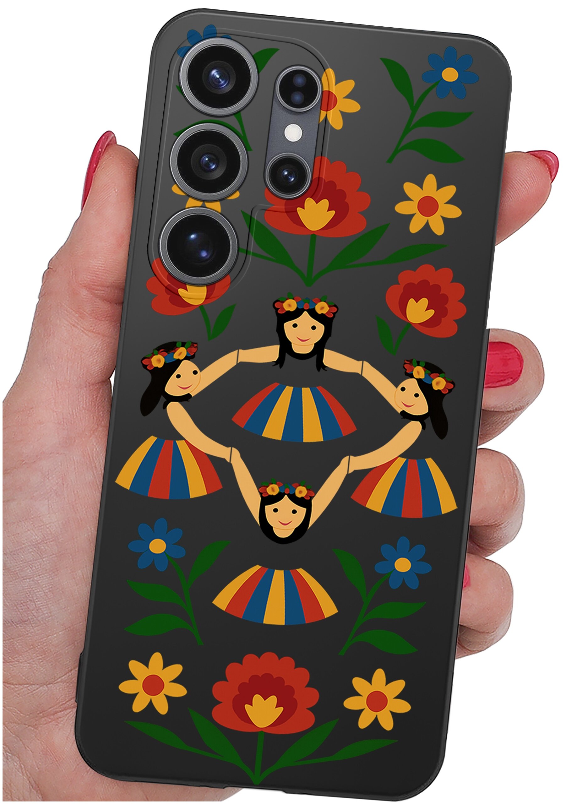 Etui na telefon z kolorowym wzorem przedstawiającym postacie w strojach ludowych i kwiaty. Etui jest trzymane w dłoni z pomalowanymi na czerwono paznokciami.