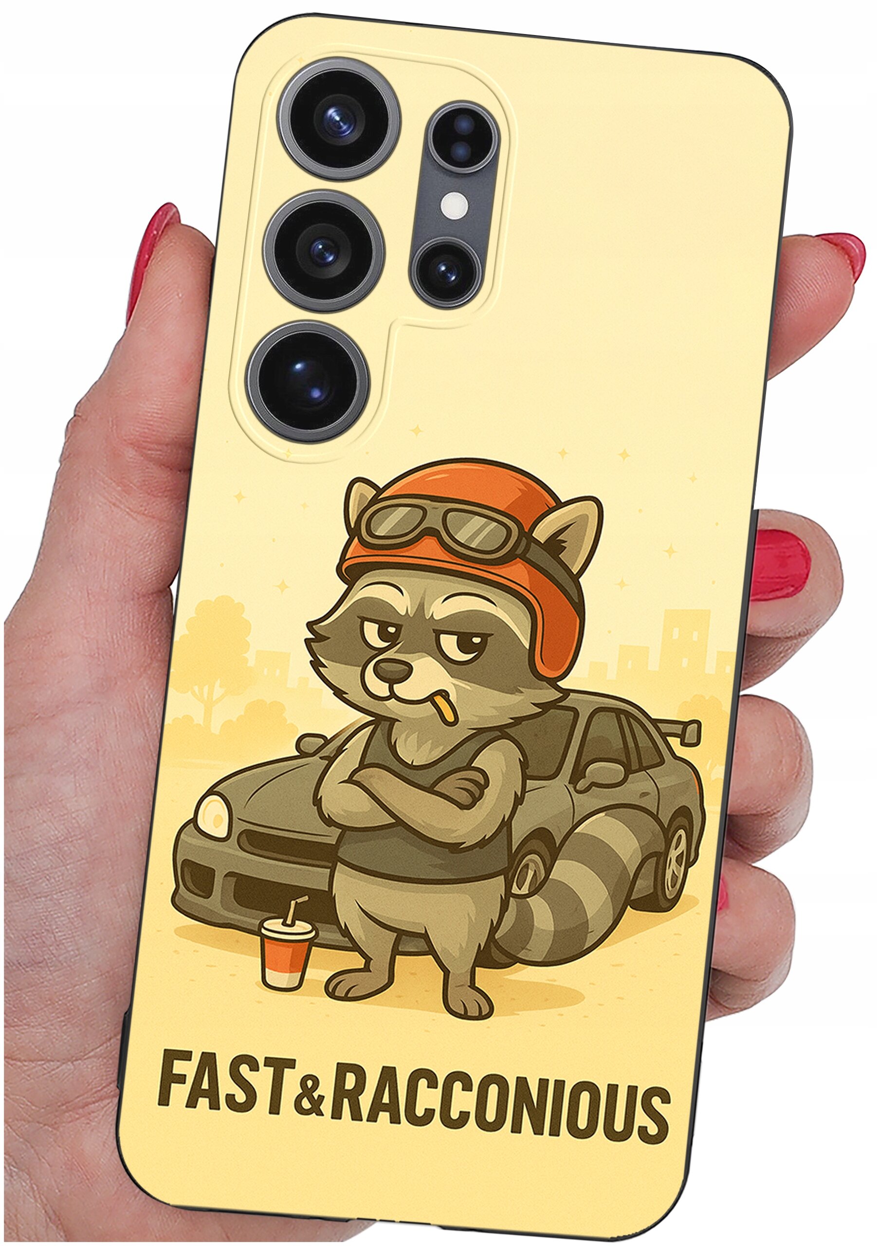 Etui na telefon z nadrukiem szopa w kasku, stojącego przed samochodem, z napisem \'FAST&RACCONIOUS\'.