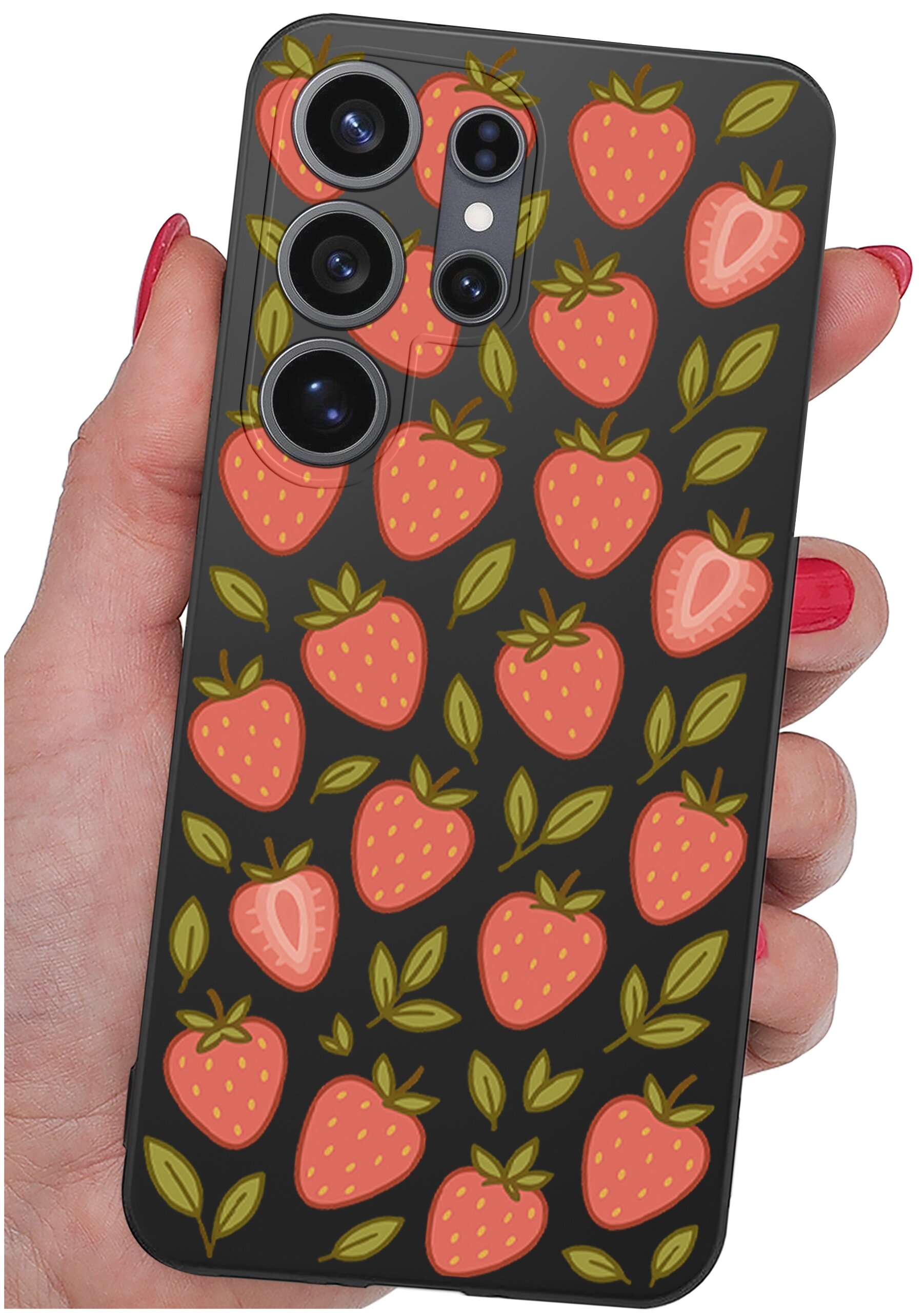 Etui na telefon z wzorem truskawek i liści na czarnym tle, trzymane w dłoni z pomalowanymi na czerwono paznokciami. Widoczne są trzy obiektywy aparatu oraz dodatkowy sensor.