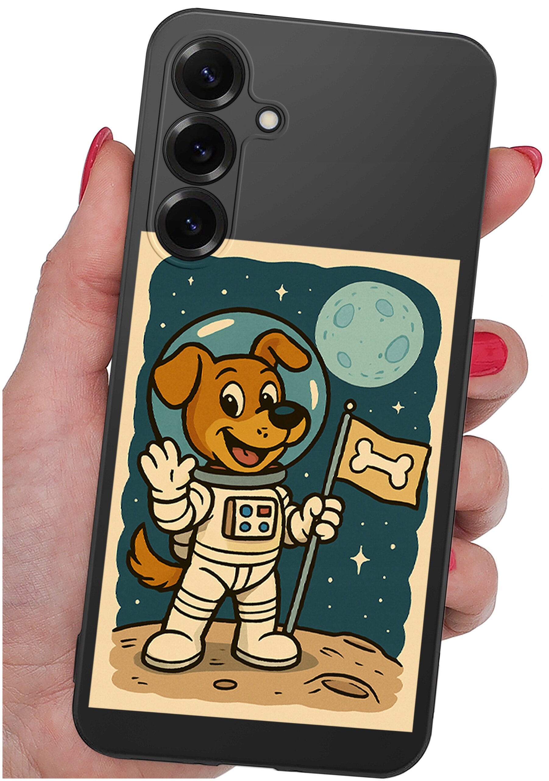 Etui na telefon z grafiką przedstawiającą psa w skafandrze kosmicznym, trzymającego flagę z kością na tle księżyca i gwiazd. Etui jest trzymane w dłoni z pomalowanymi na czerwono paznokciami.