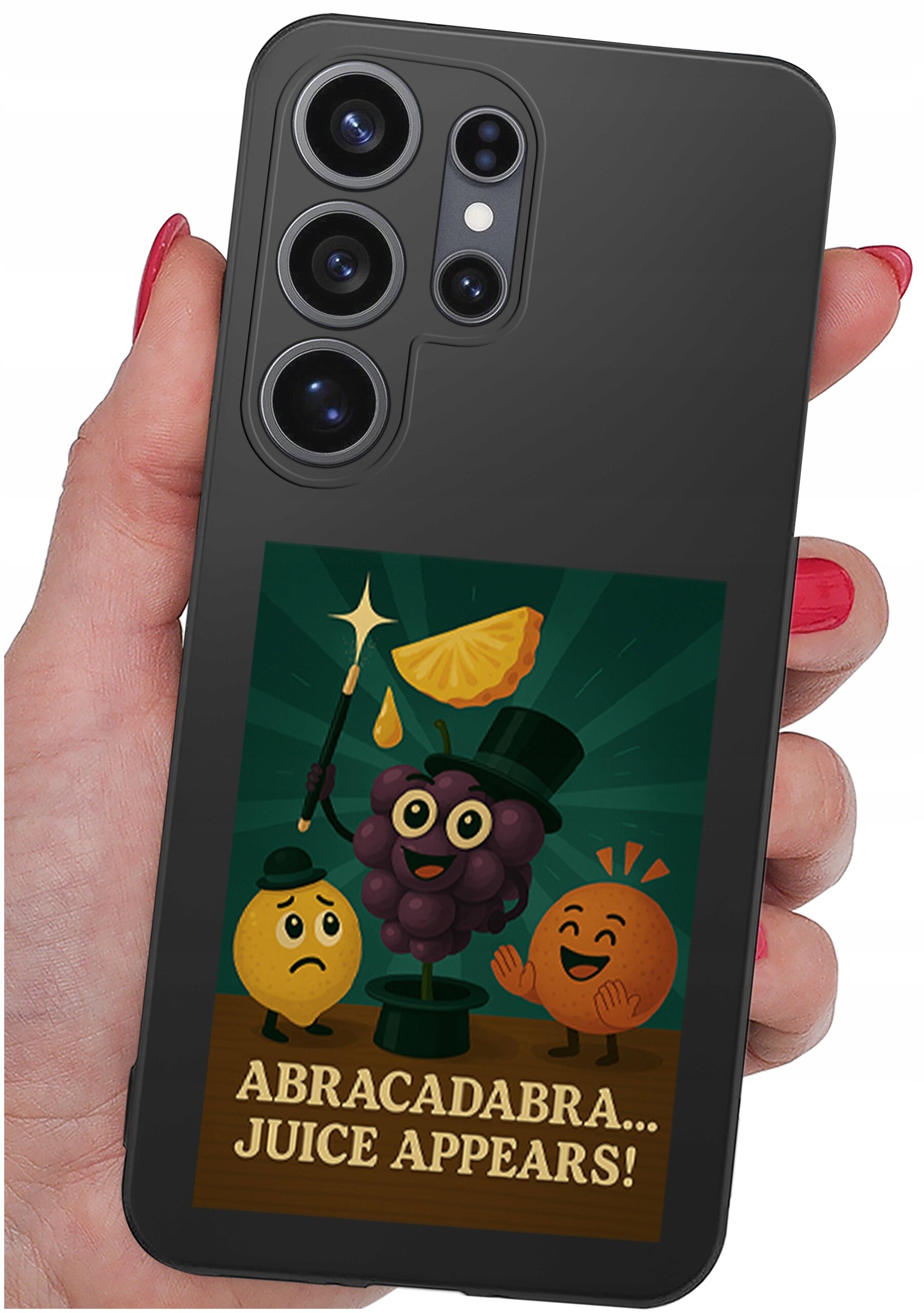 Czarna obudowa telefonu z grafiką przedstawiającą owoce w kapeluszach, z napisem \'ABRACADABRA... JUICE APPEARS!\'.