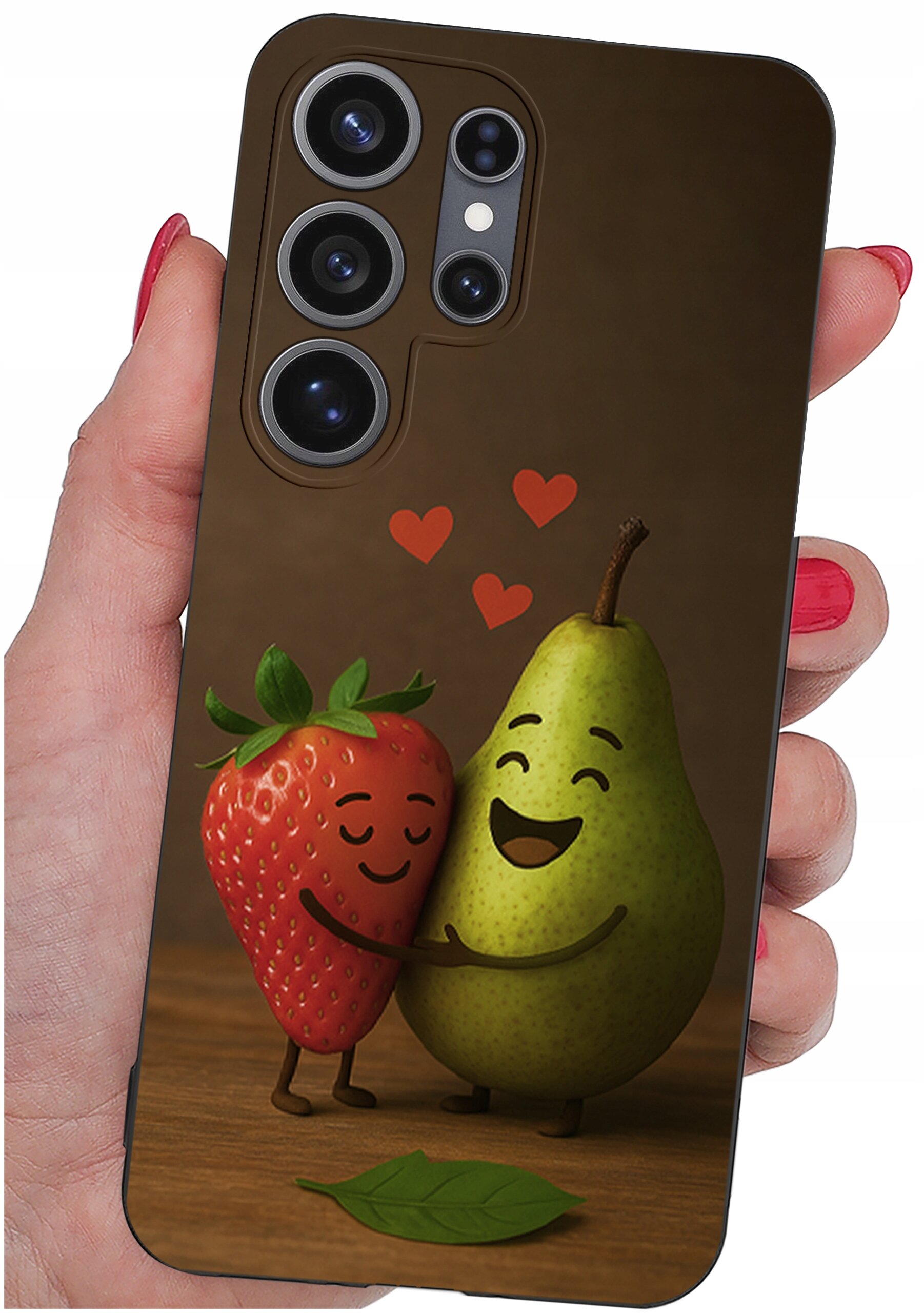 Etui na telefon z grafiką przedstawiającą uśmiechniętą truskawkę i gruszkę przytulające się, z trzema czerwonymi serduszkami nad nimi. Etui jest trzymane w dłoni z pomalowanymi na czerwono paznokciami.