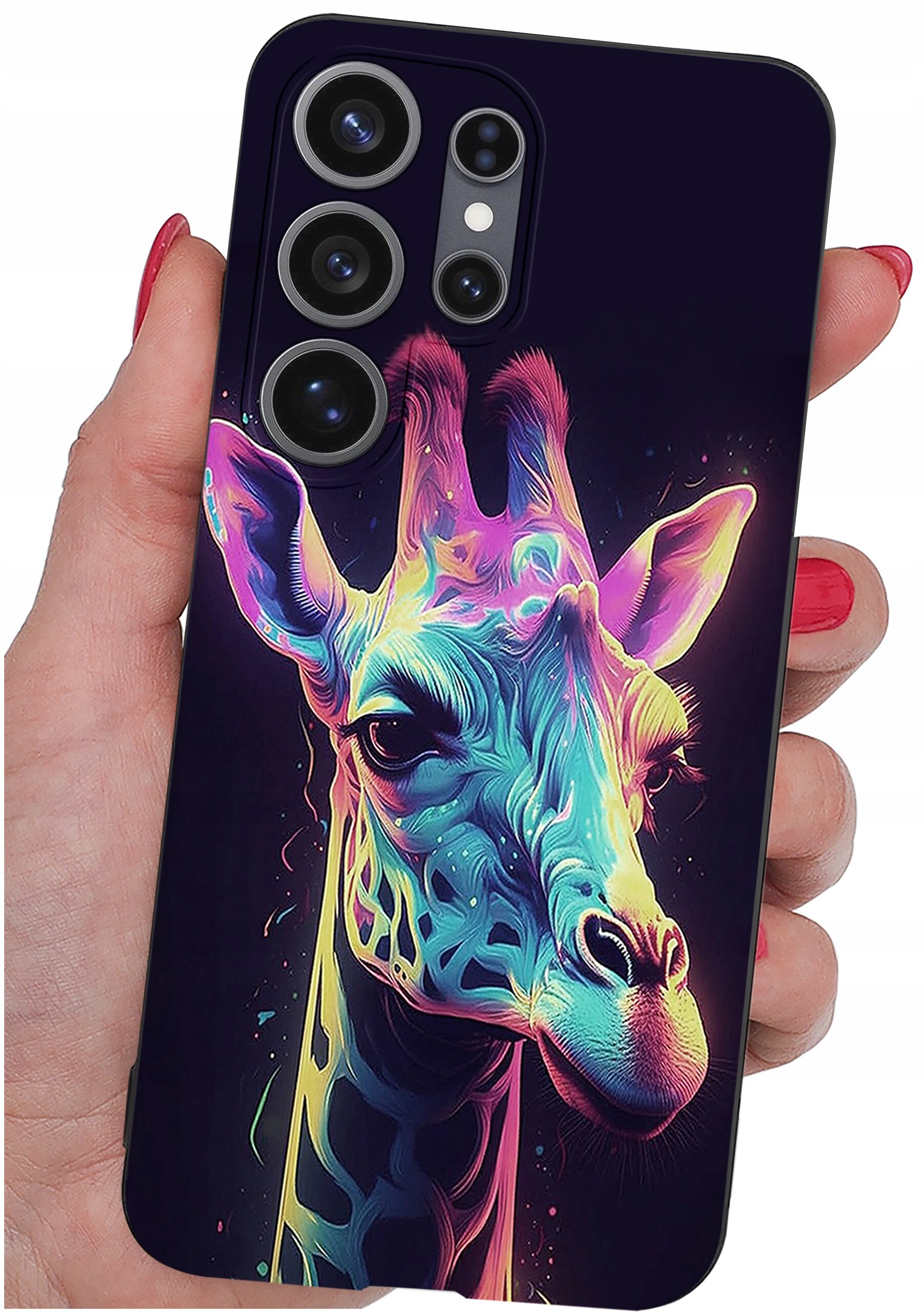 Etui na telefon z kolorowym wzorem żyrafy, trzymane w dłoni. Etui posiada wycięcia na cztery obiektywy aparatu.