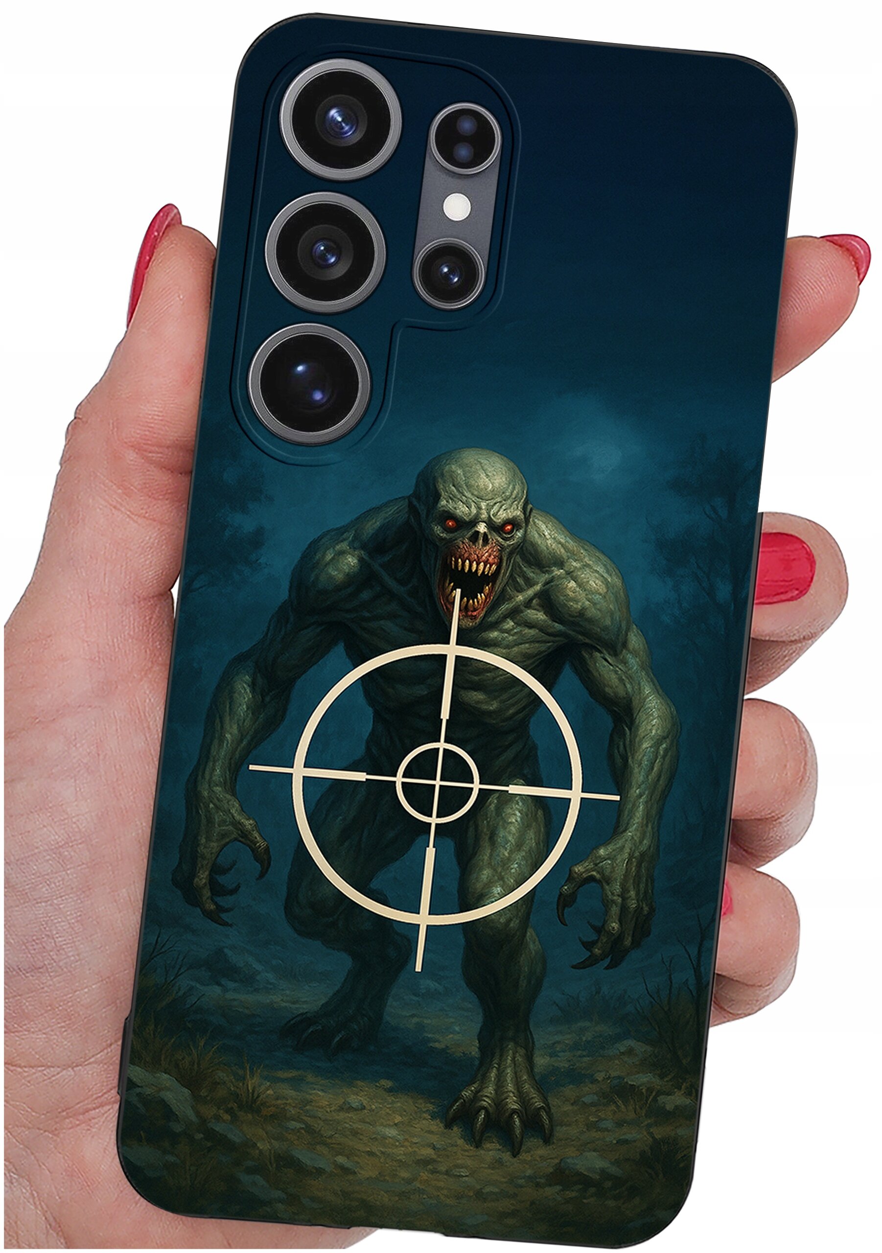 Etui na telefon z grafiką przedstawiającą potwora z czerwonymi oczami i otwartymi ustami, na tle którego znajduje się celownik. Etui trzymane jest w dłoni z pomalowanymi na czerwono paznokciami.