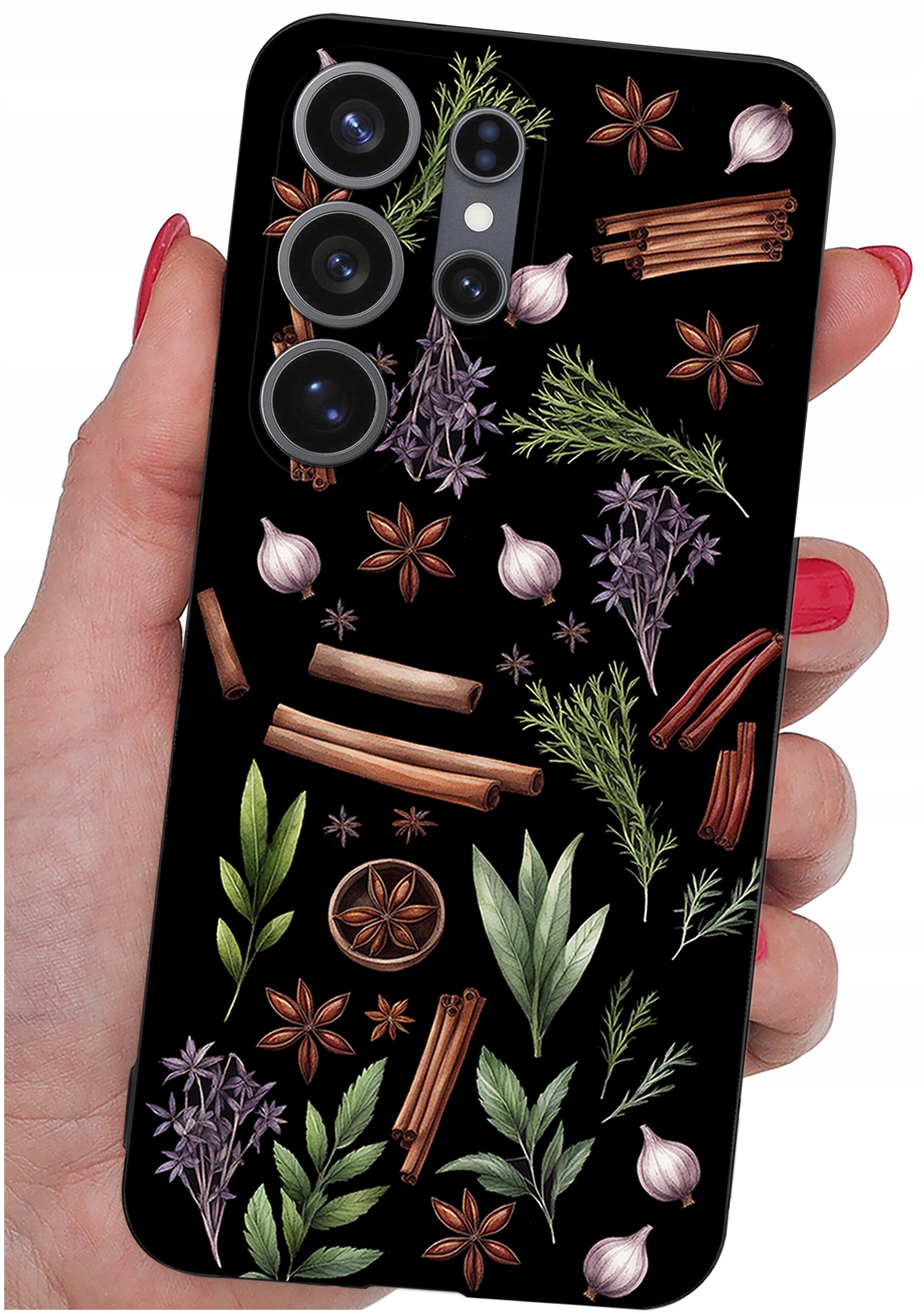 Etui na telefon z czarnym tłem ozdobione wzorami przypraw i ziół, takimi jak cynamon, anyż, czosnek i liście. Etui trzymane jest w dłoni z pomalowanymi na czerwono paznokciami.