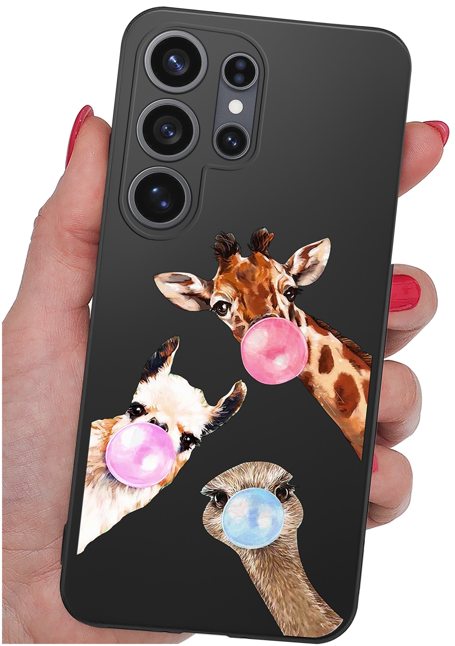 Czarne etui na telefon z trzema zwierzętami: żyrafą, lamą i strusiem, które dmuchają różowe i niebieskie balony z gumy do żucia. Etui trzymane jest w dłoni z pomalowanymi na czerwono paznokciami.