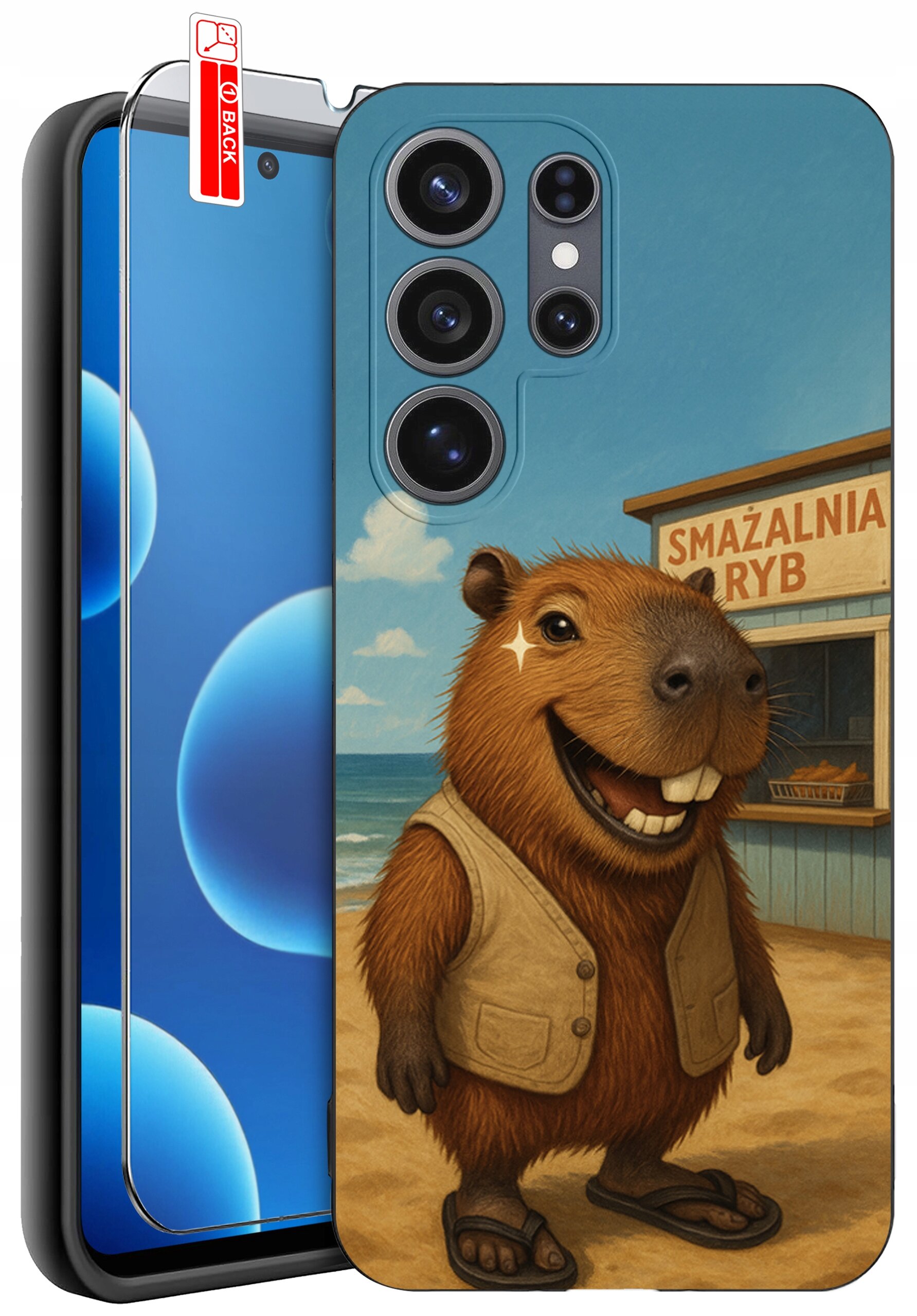 Etui na telefon z nadrukiem uśmiechniętej kapibary w kamizelce, stojącej na plaży obok budynku z napisem \'SMAŻALNIA RYB\'. Obok etui znajduje się szkło ochronne z oznaczeniem \'BACK\'.