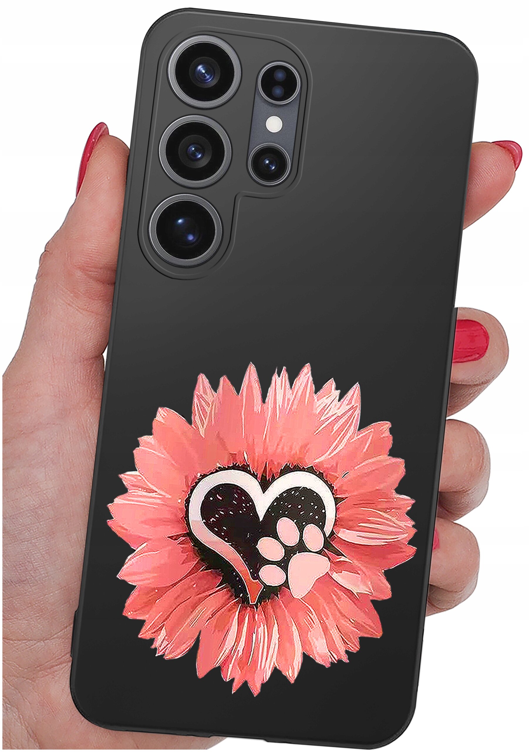 Czarny silikonowy etui na telefon z trzema dużymi obiektywami aparatu, ozdobione różowym kwiatem z sercem i odciskiem łapy na środku. Etui trzymane jest w dłoni z pomalowanymi na czerwono paznokciami.