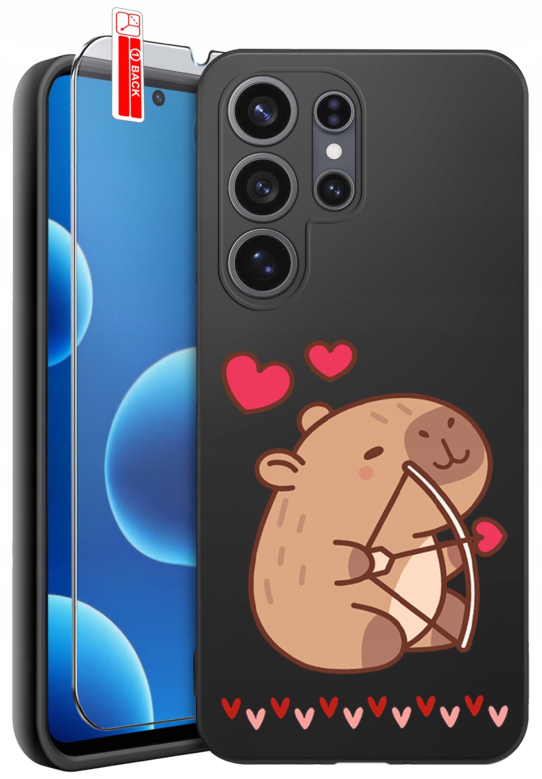 Czarne etui na telefon z rysunkiem uroczego zwierzątka trzymającego łuk i strzałę oraz czerwonymi serduszkami wokół. Obok znajduje się szkło ochronne z napisem \'BACK\'.