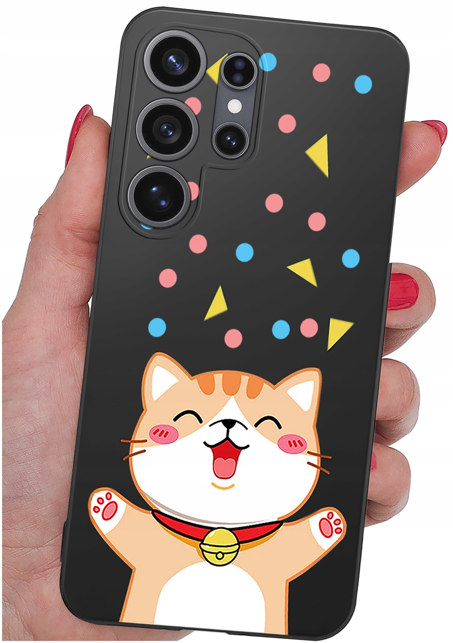 Etui na telefon z grafiką uśmiechniętego kota w dolnej części oraz kolorowymi kropkami i trójkątami na czarnym tle. Etui jest trzymane w dłoni z pomalowanymi na czerwono paznokciami.