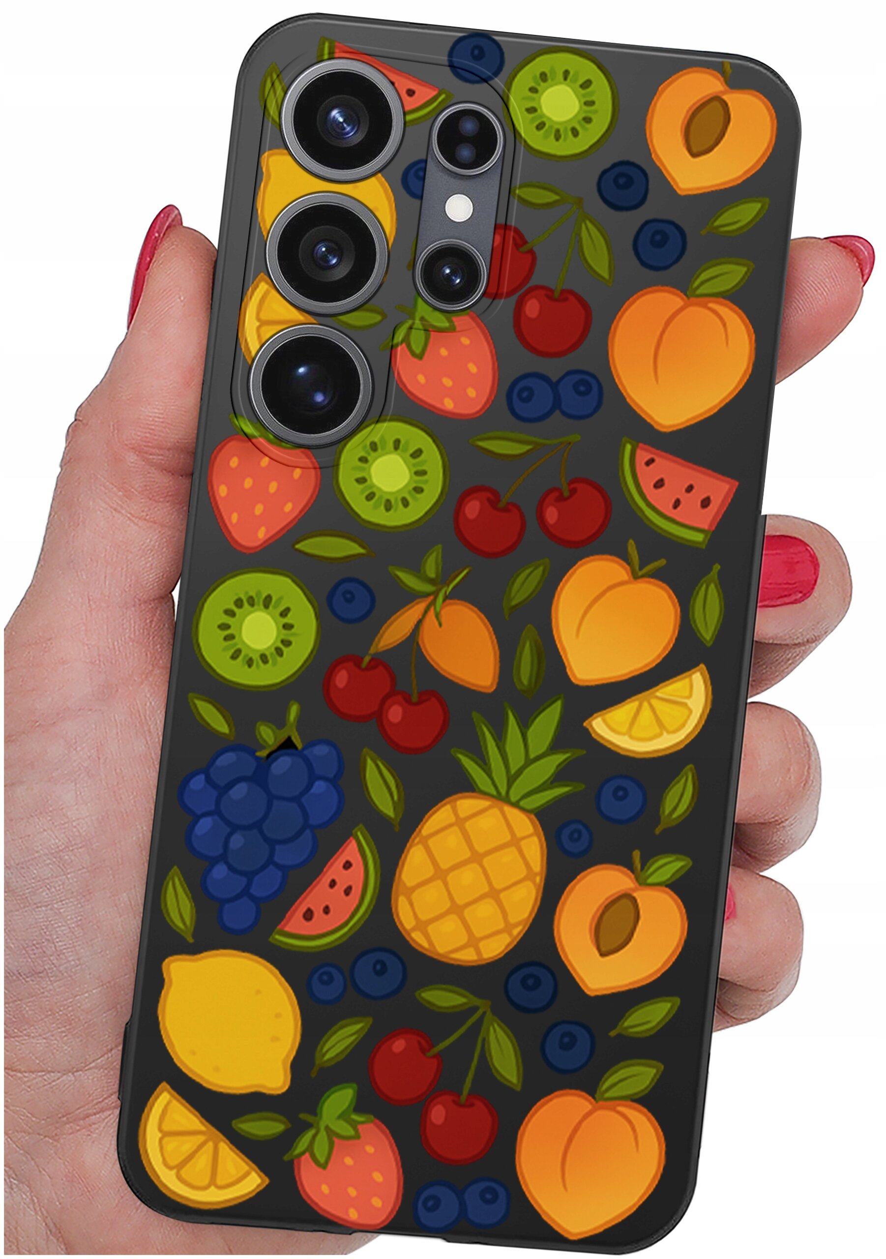 Etui na telefon z kolorowym wzorem owoców, takich jak ananas, kiwi, truskawki, wiśnie i cytryny. Etui jest trzymane w dłoni z pomalowanymi na czerwono paznokciami.