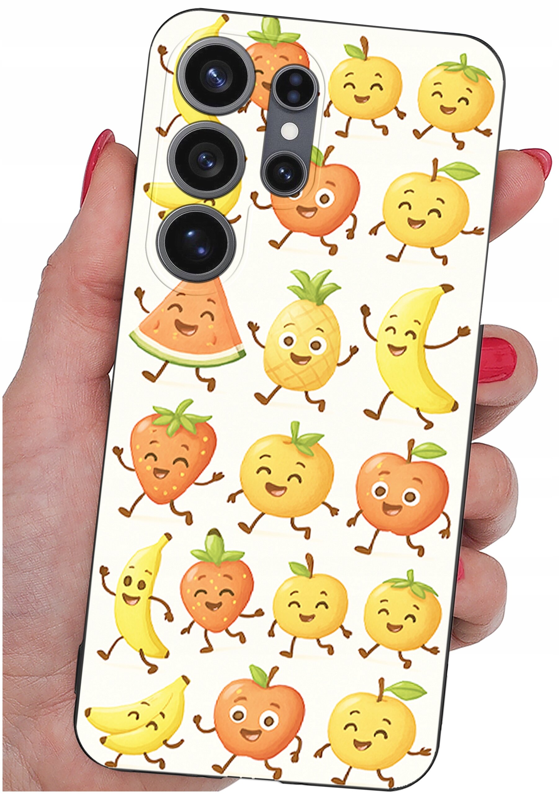 Etui na telefon z kolorowym wzorem przedstawiającym uśmiechnięte owoce, takie jak arbuz, ananas, banan, truskawka, jabłko i pomarańcza. Etui jest trzymane w dłoni z pomalowanymi na czerwono paznokciami.