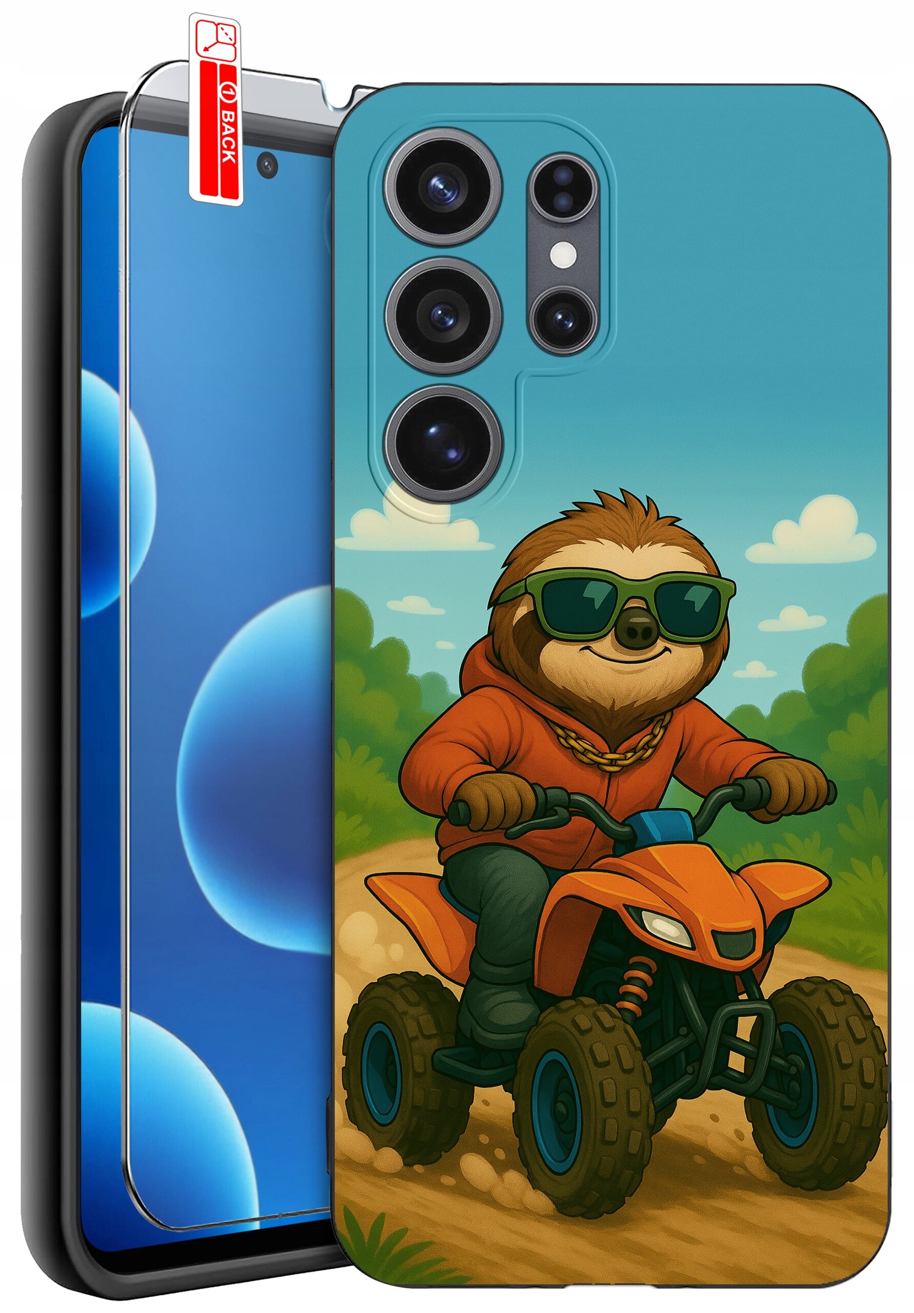 Etui na telefon z nadrukiem leniwca w okularach przeciwsłonecznych, jadącego na quadzie. Obok etui znajduje się szkło ochronne z oznaczeniem \'BACK\'.