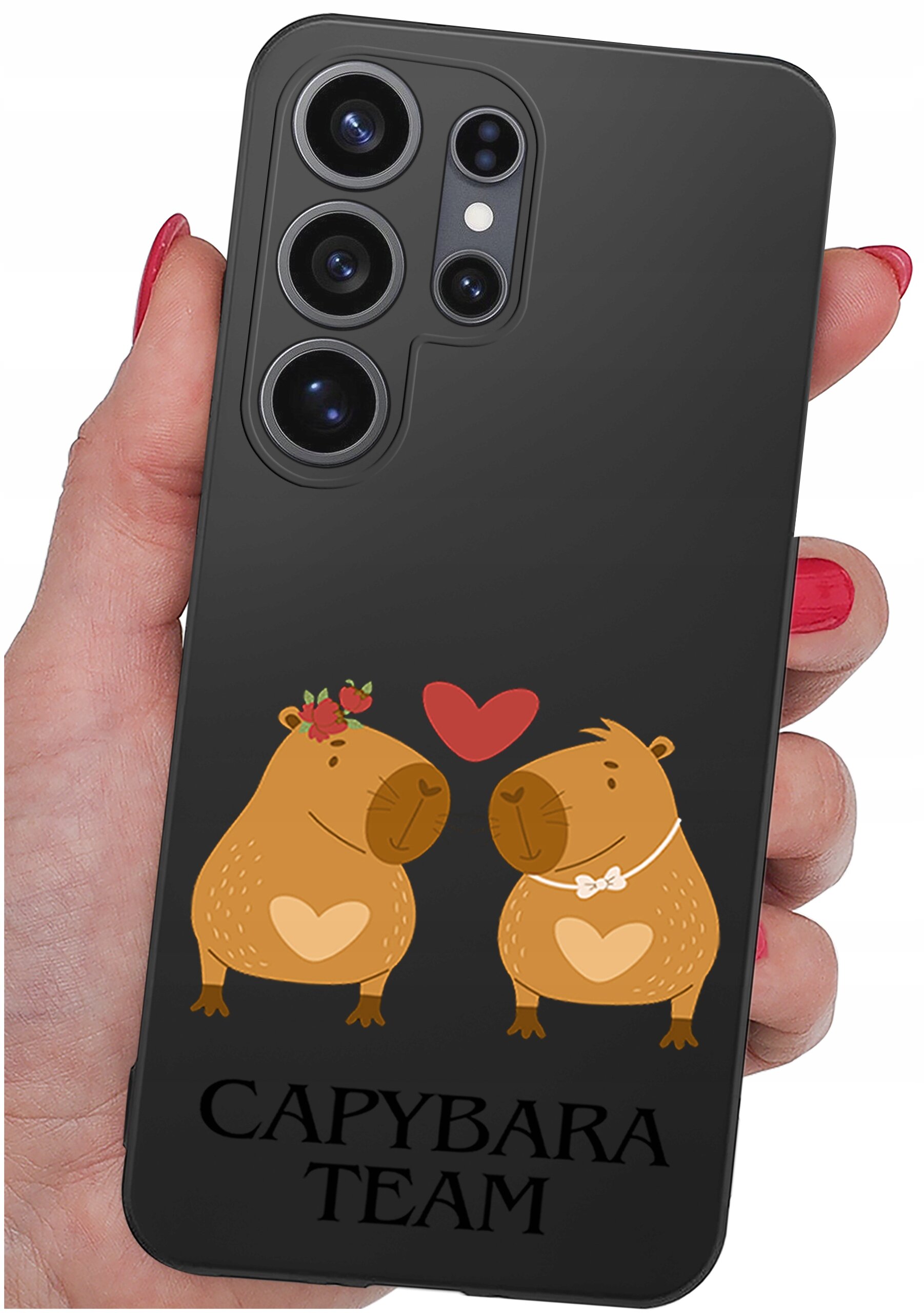 Czarne etui na telefon z trzema dużymi obiektywami aparatu, ozdobione grafiką dwóch kapibar z sercem pomiędzy nimi oraz napisem \'CAPYBARA TEAM\'.