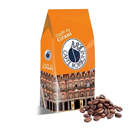 Opakowanie kawy ziarnistej Caffe Borbone z pomarańczowym tłem i ilustracją budynku. Obok opakowania widoczne są rozsypane ziarna kawy.