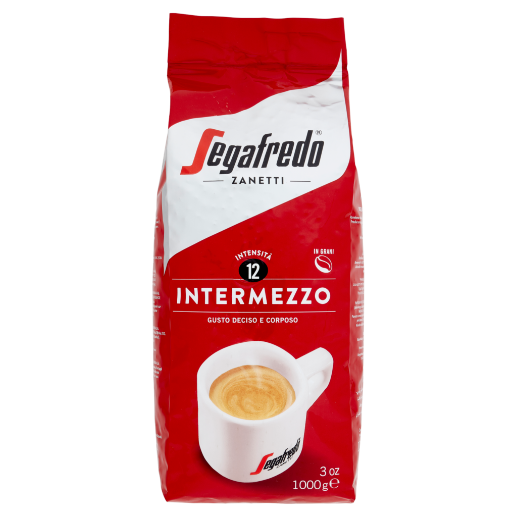 Opakowanie kawy ziarnistej Segafredo Intermezzo o wadze 1 kg, z czerwono-białą grafiką i filiżanką kawy na froncie. Widoczny tekst: \'Segafredo Zanetti\', \'INTENSITÀ 12\', \'INTERMEZZO\', \'GUSTO DECISO E CORPOSO\', \'3 oz 1000 g e\'.