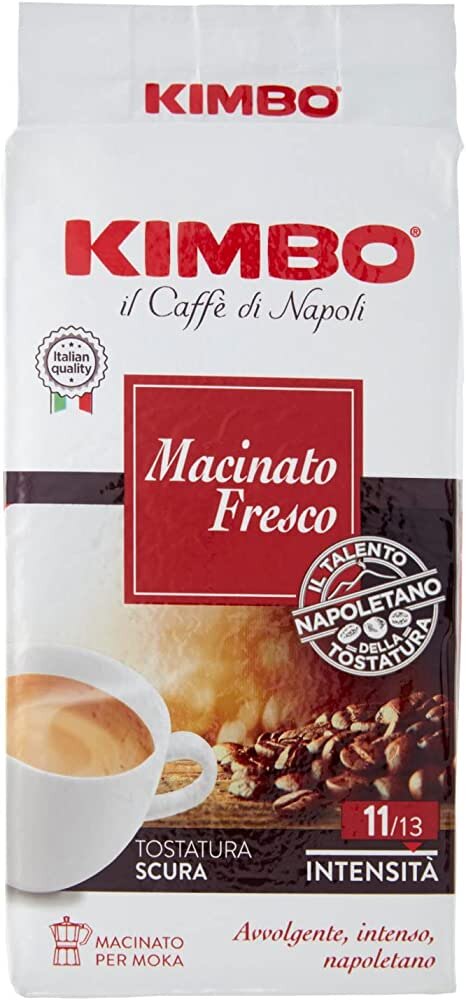 Opakowanie kawy mielonej z napisem \'Kimbo Macinato Fresco\'. Widoczne są elementy graficzne, takie jak filiżanka kawy i ziarna kawy, oraz teksty \'Tostatura Scura\', \'Intensità 11/13\'.