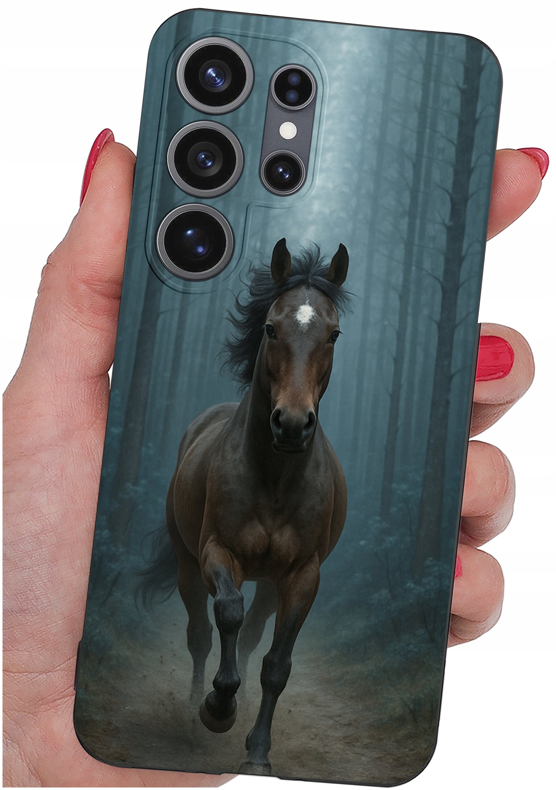 Etui na telefon z nadrukiem galopującego konia w lesie, trzymane w dłoni z czerwonymi paznokciami. Widoczne są cztery otwory na aparaty fotograficzne.