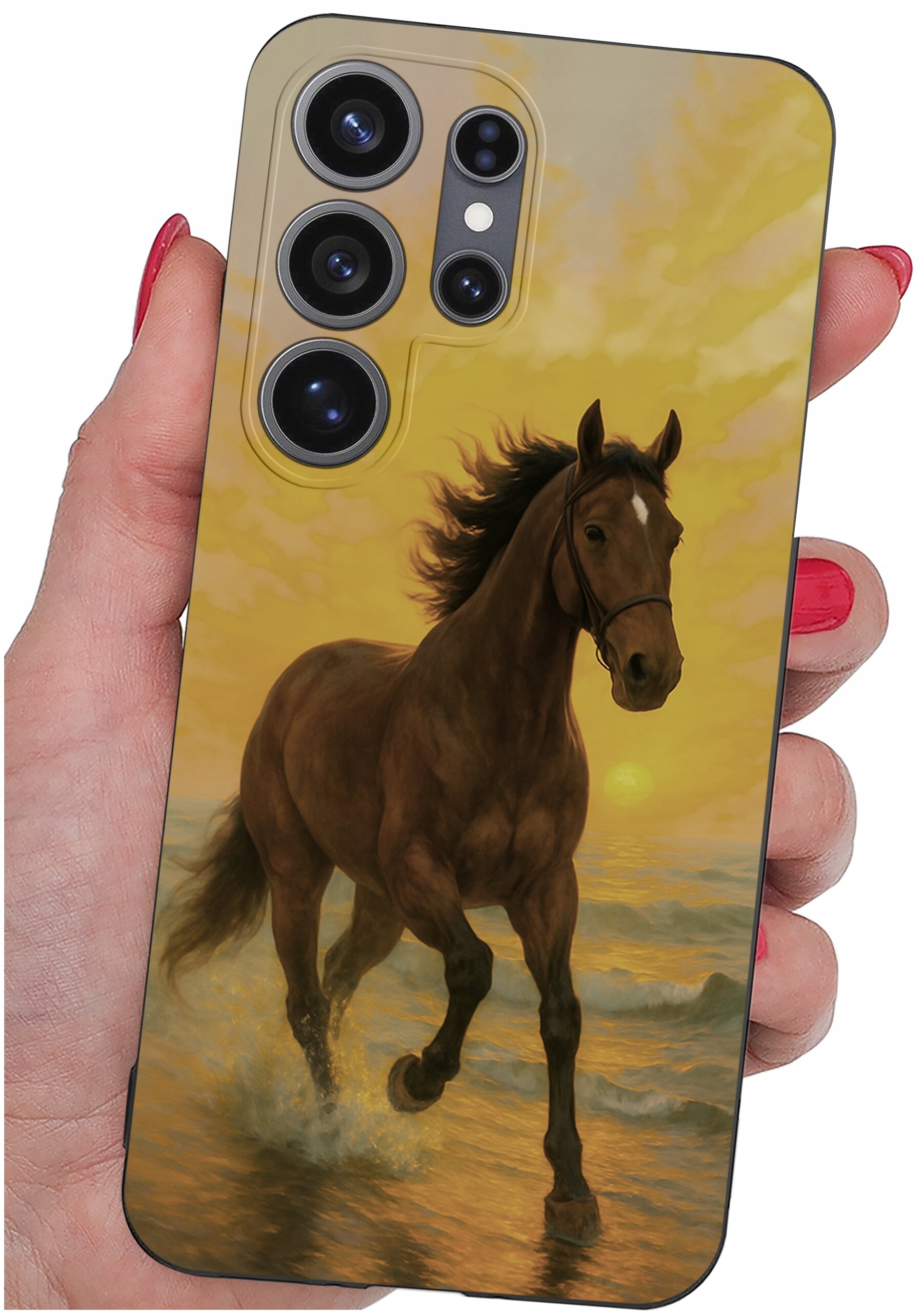 Etui na telefon z nadrukiem konia biegnącego po wodzie na tle zachodzącego słońca. Widoczne są trzy duże obiektywy aparatu oraz jeden mniejszy element na górze etui.