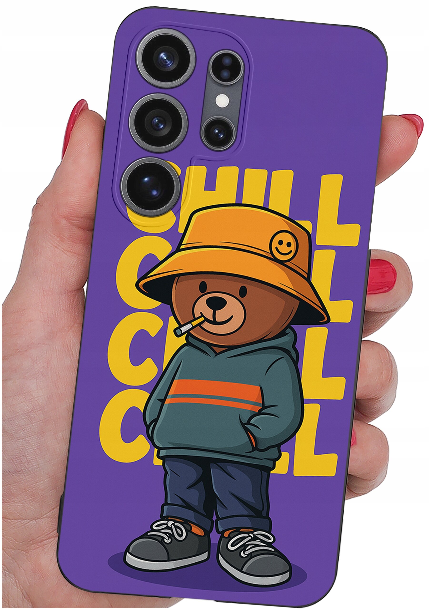 Etui na telefon z fioletowym tłem, przedstawiające misia w pomarańczowym kapeluszu i zielonej bluzie, z napisem \'CHILL CHILL CHILL\' w żółtym kolorze.