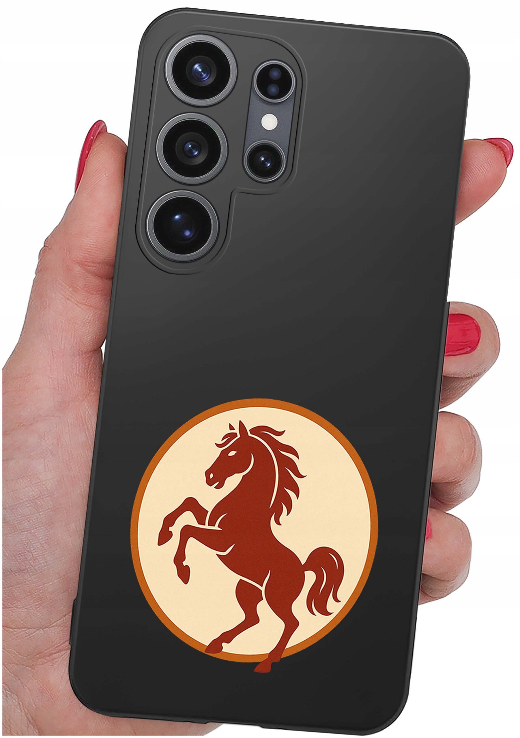 Czarny silikonowy case na telefon z trzema dużymi obiektywami aparatu i jednym mniejszym. Na dole etui znajduje się okrągły emblemat z wizerunkiem konia na dwóch nogach.