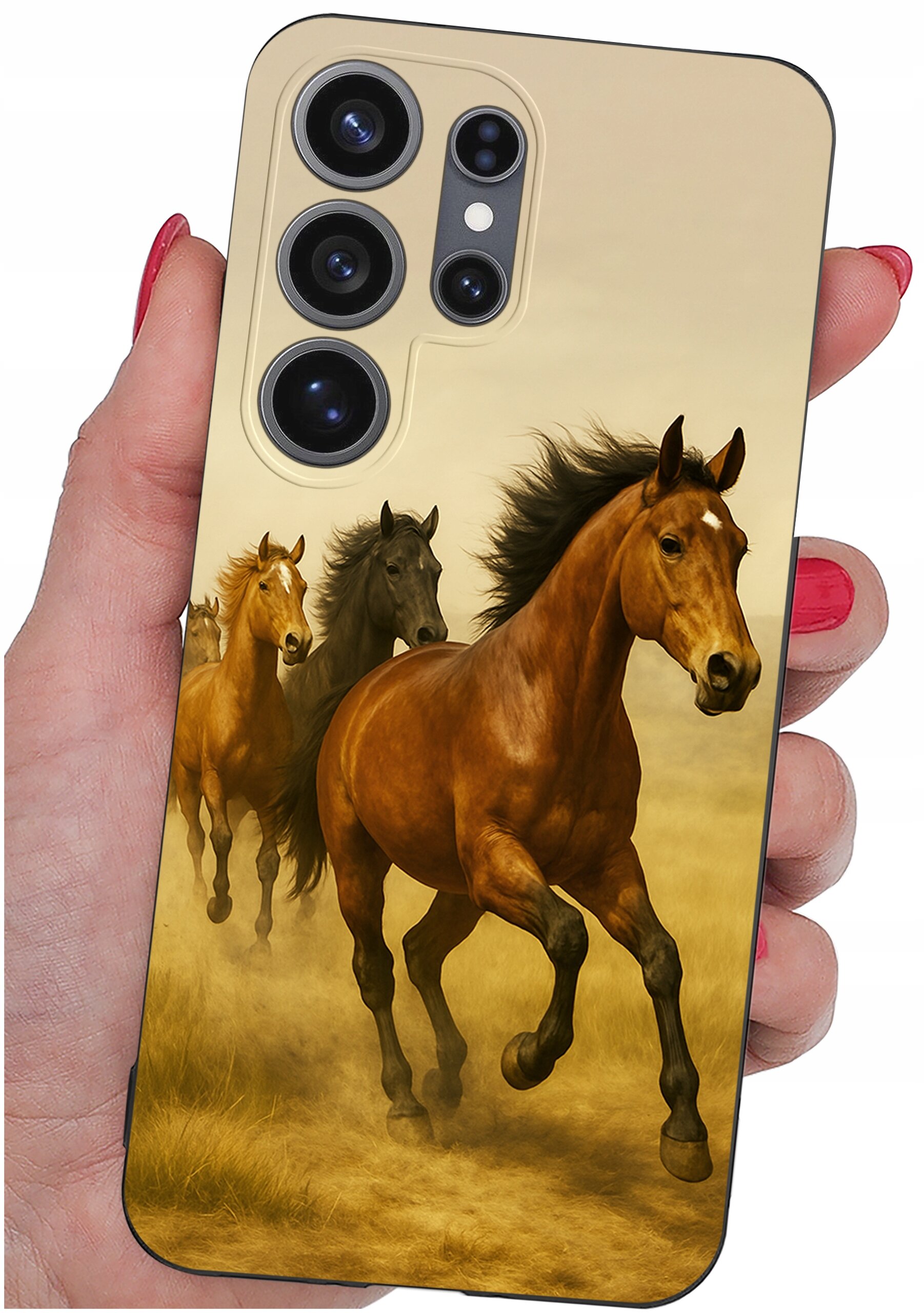 Etui na telefon z nadrukiem trzech biegnących koni na tle pola. Etui jest trzymane w dłoni z pomalowanymi na czerwono paznokciami.