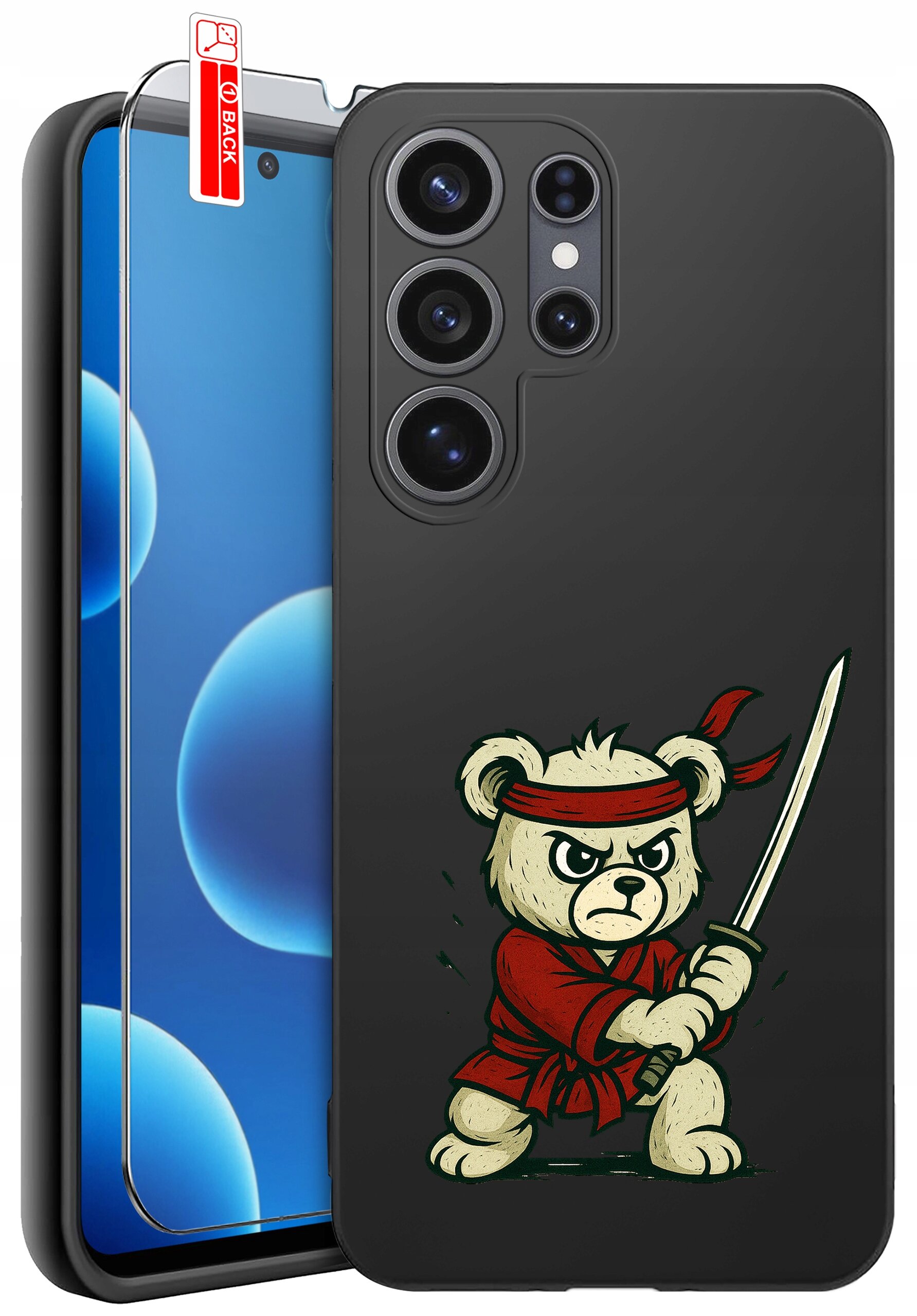 Czarne etui na telefon z nadrukiem misia w czerwonym stroju i opasce, trzymającego miecz. Obok etui znajduje się szkło ochronne z oznaczeniem \'BACK\'.