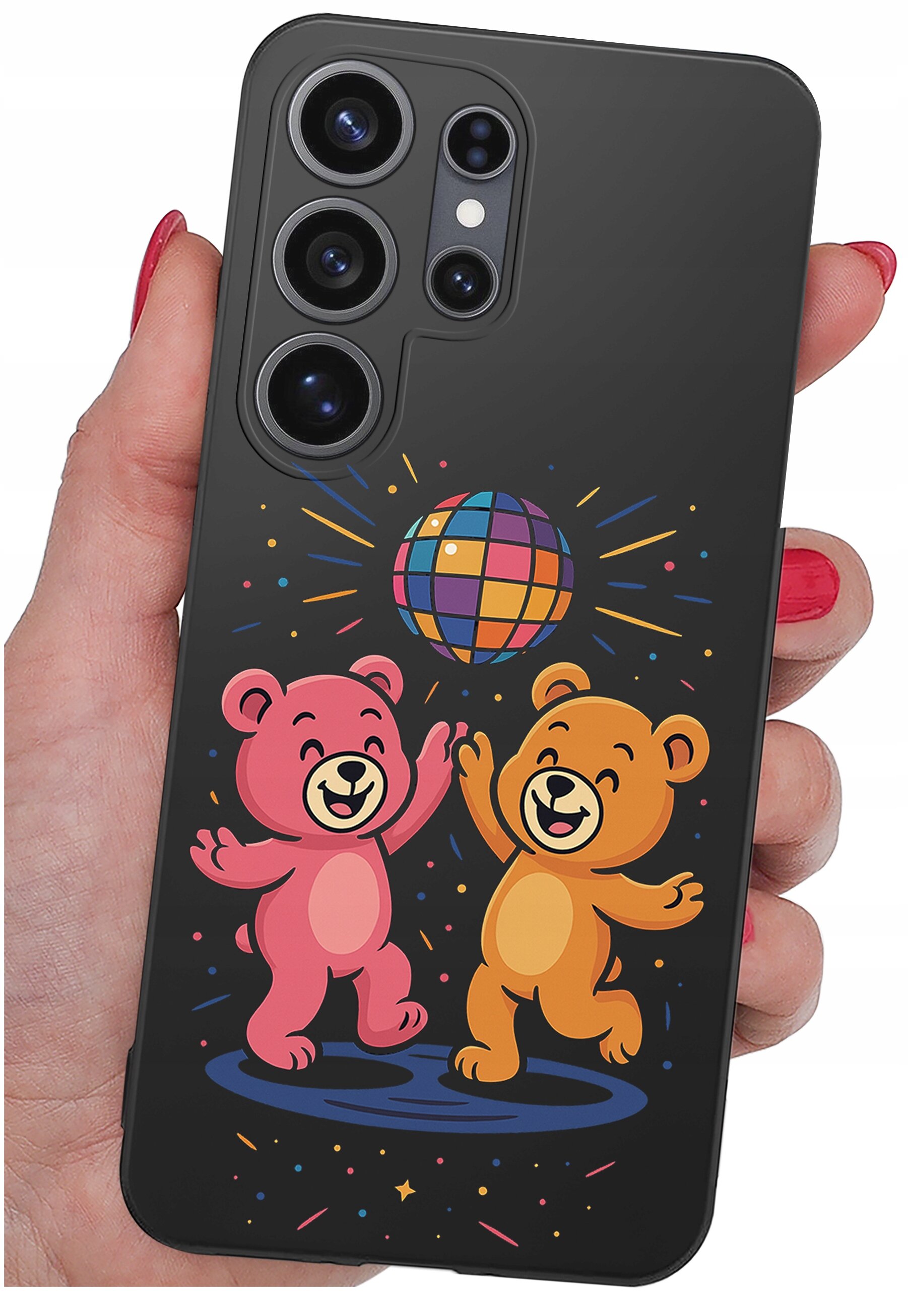 Etui na telefon z kolorowym wzorem przedstawiającym dwa tańczące misie i dyskotekową kulę. Etui jest trzymane w dłoni z pomalowanymi na czerwono paznokciami.